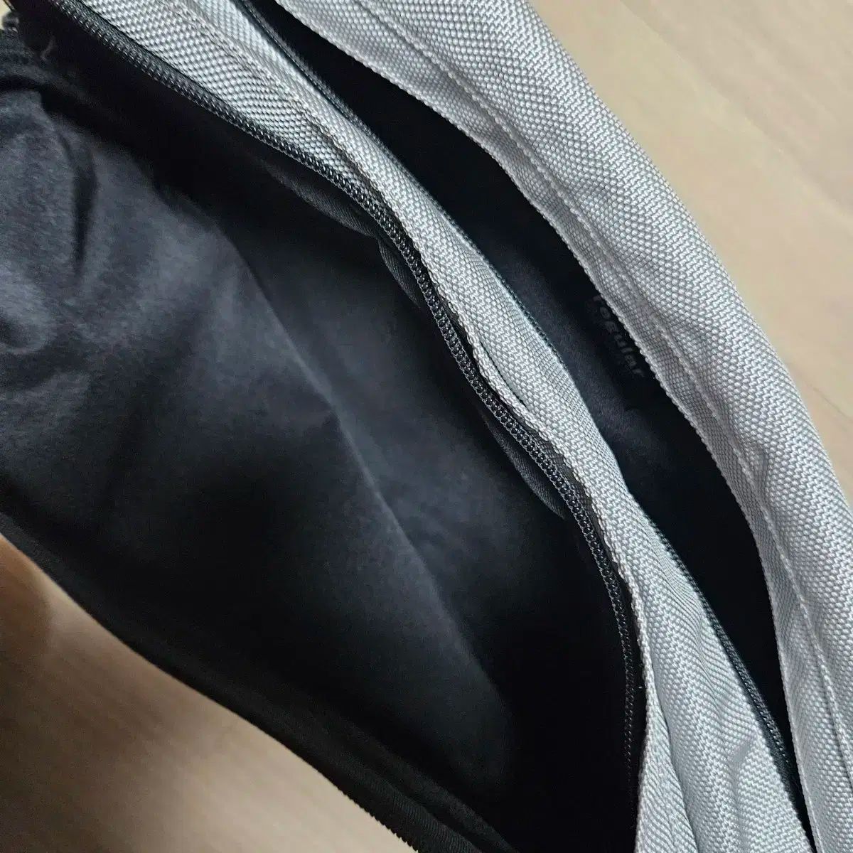 シルバー グレー