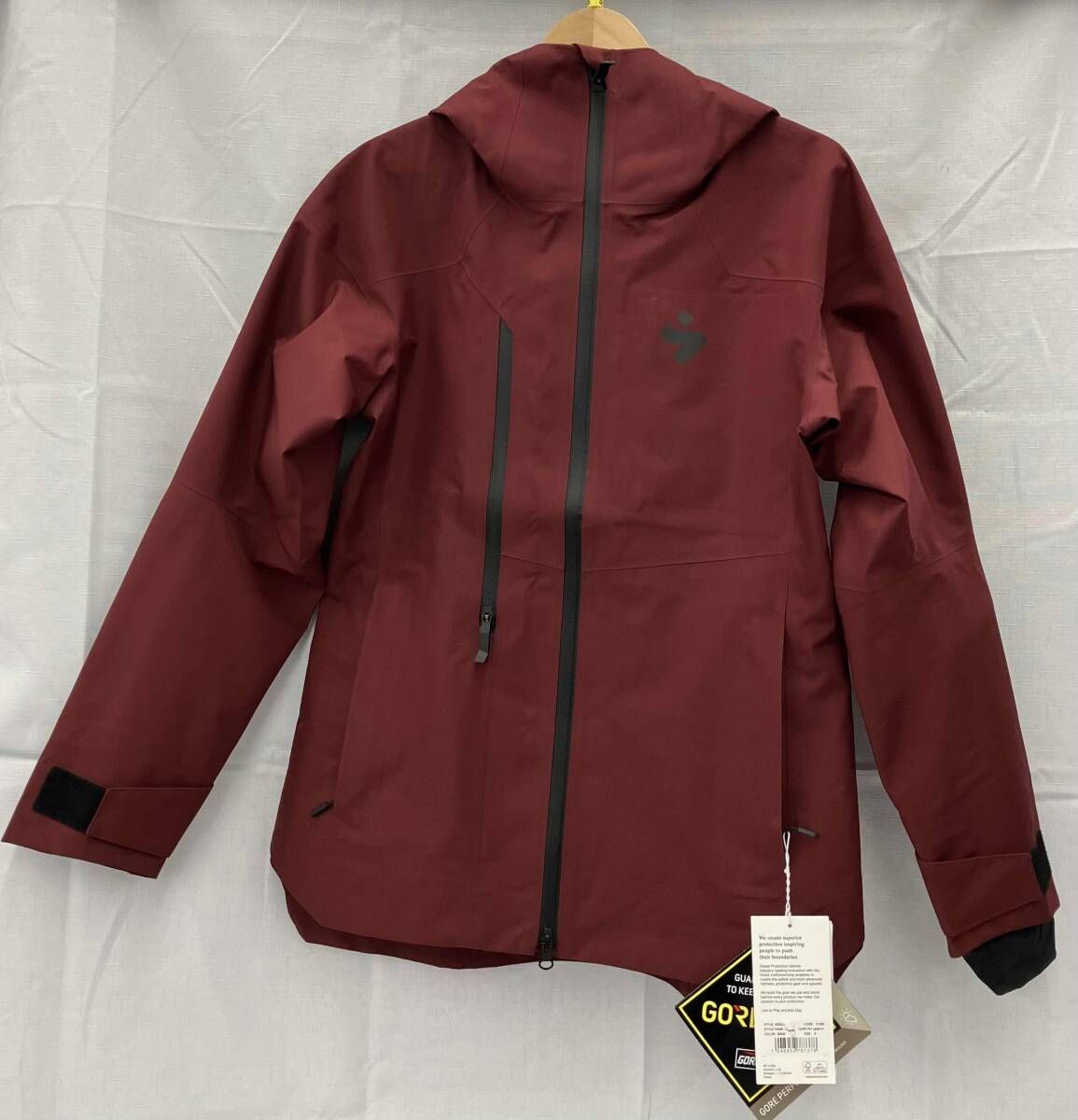 レディース 新品 スノーボードウェア ジャケット BURTON風 赤 Sサイズ レディース 新品 スノーボードウェア ジャケット BURTON風 赤 Sサイズ