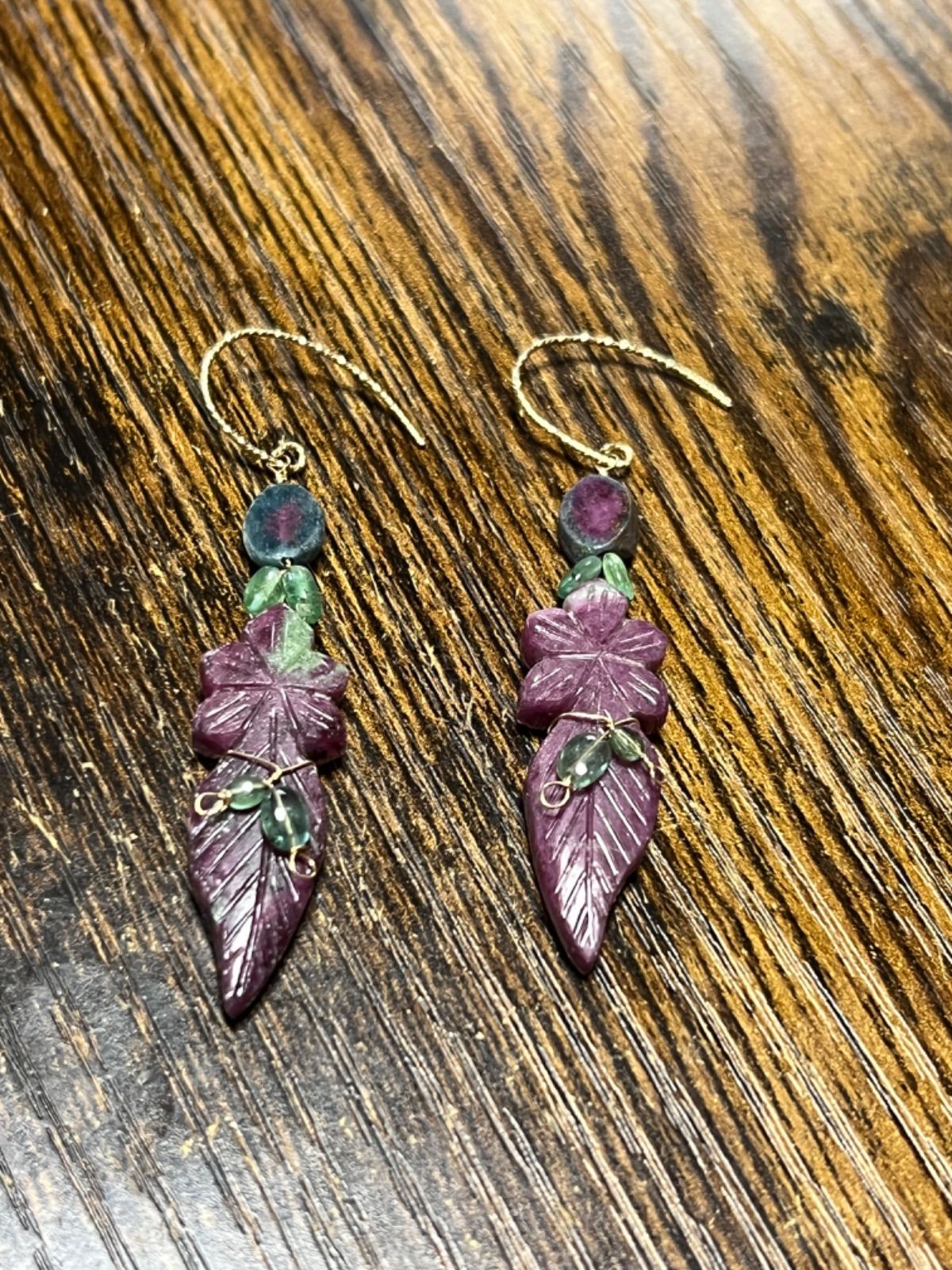 14kgfルビーインゾイサイトプルメリアリーフカービングピアス/