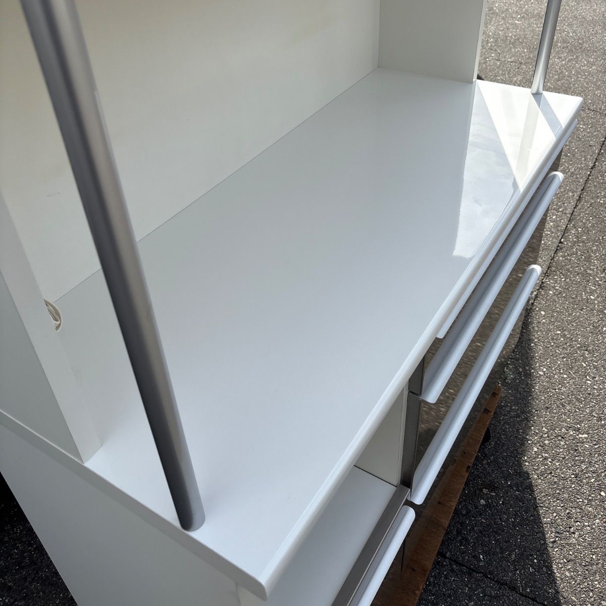 数回着用 松田家具 横118奥49高197 ティエリアレンジ 白 ホワイト 食器棚 レンジ台 レンジボード ガラススライド棚付き キッチンボード 大型家具 キッチン収納 料理 一軒家 シルバー 倉庫前 値引きあり