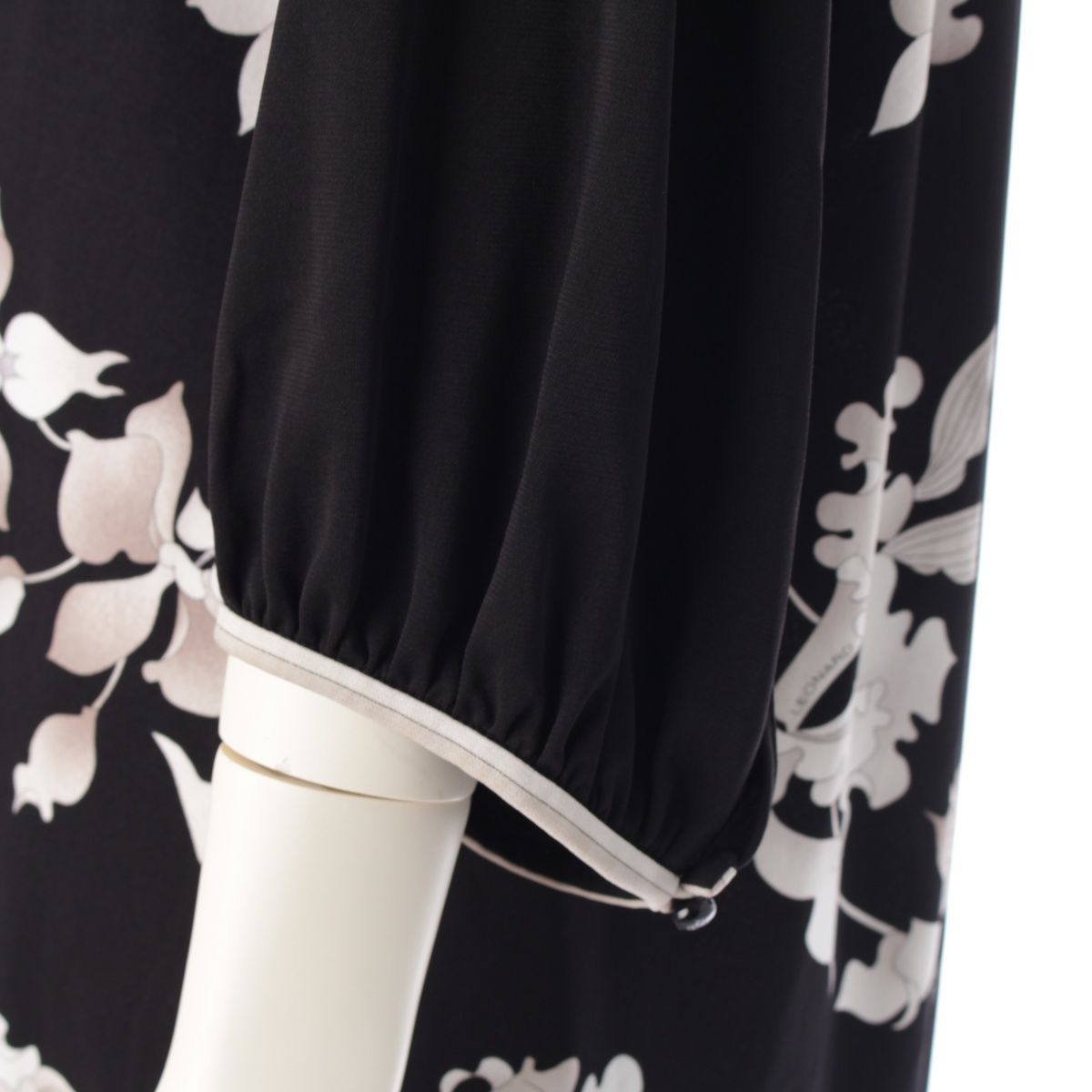 レオナール♡カンカン素材 Vネックワンピース ブラックマルチカラー