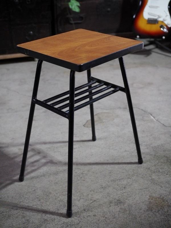 レトロな鉄脚小型サイドテーブル 昭和中期 古録展 送料無料 品番F45032