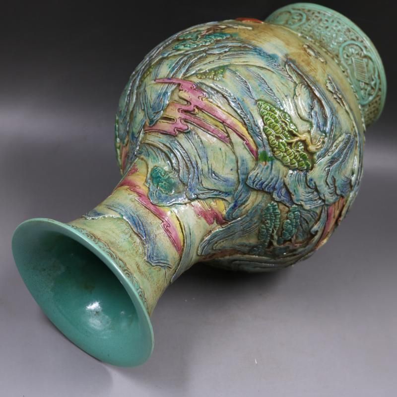 彫刻竜の皿 陶磁器 現代工芸品 美術品 装飾品 置物 清乾隆粉彩浮彫刻山水魚尾瓶 景徳鎮 陶磁器 装飾品 工芸品美術品