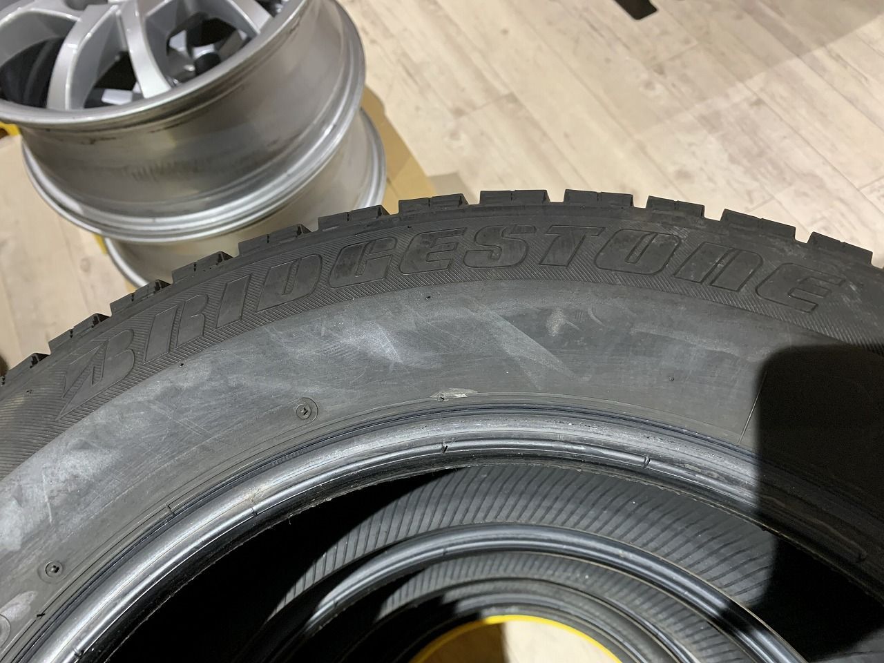 【2110033】スタッドレス BRIDGESTONE BLIZZAK REVO GZ 205/65R16 2015年 7mm エスティマ アルファード ヴェゼル CX-3 オデッセイ 等