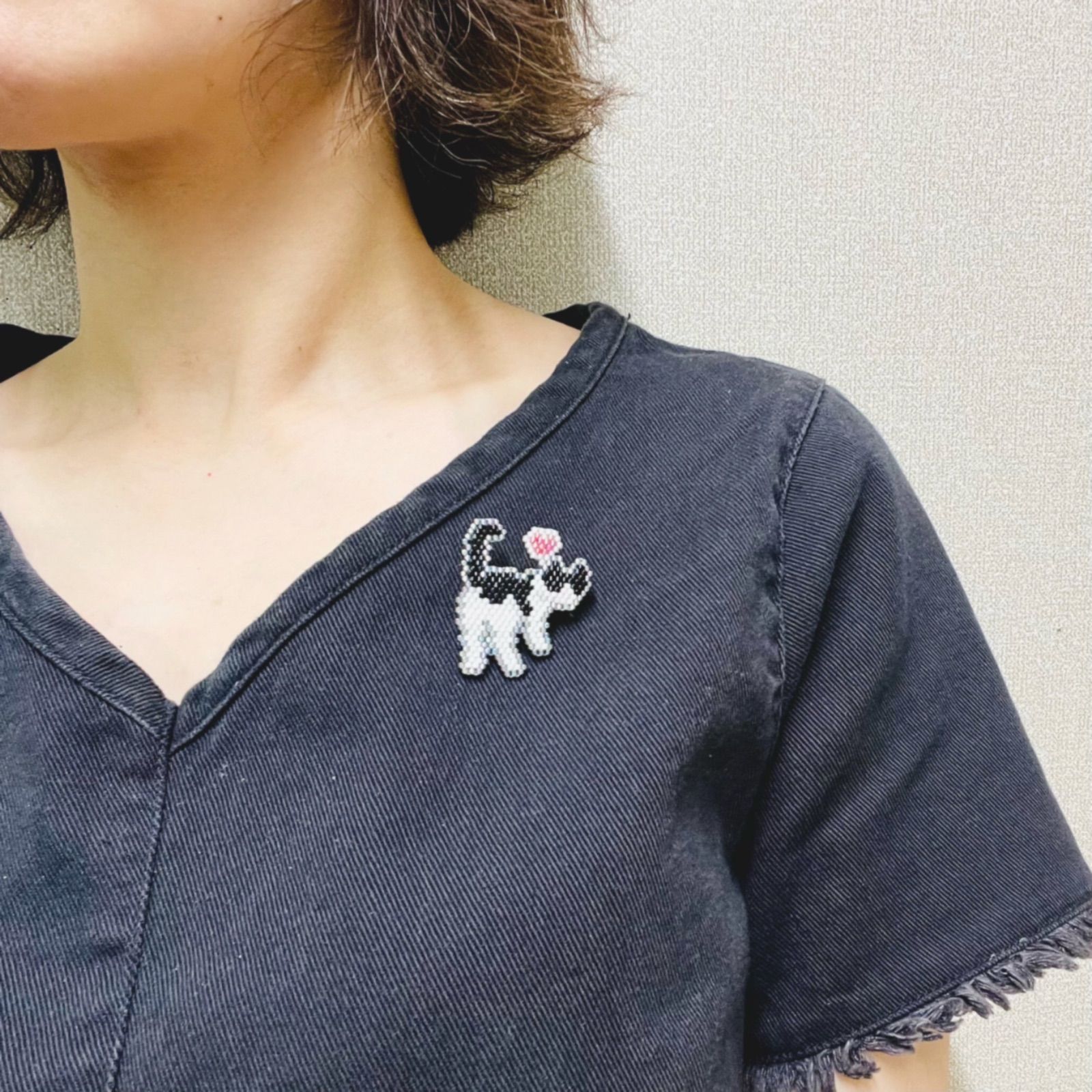 「ついてきて♪」振り返るねこのブローチ・黒白