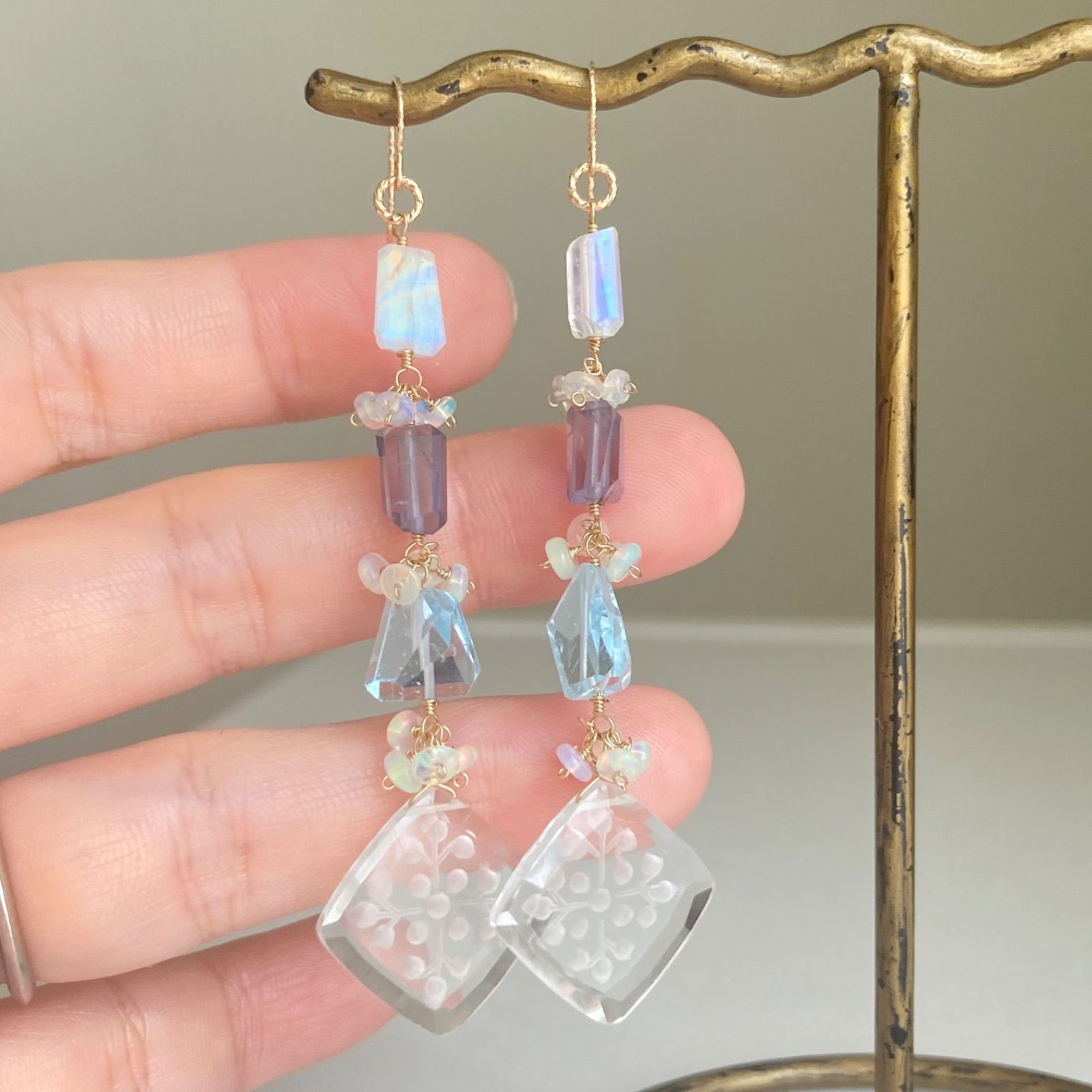 バックカービングクリスタルのピアス - メルカリ
