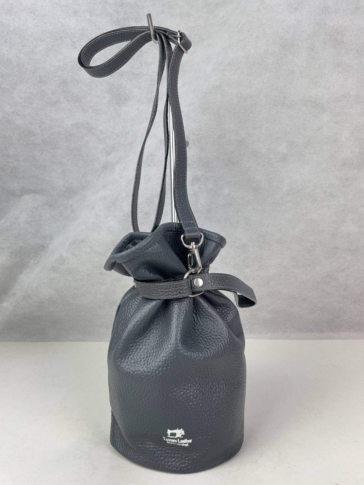 本革巾着バック グレー メンズ 大人レザーHashimoto 匠の技 日本製 本革巾着バック グレー メンズ 大人レザーHashimoto 匠の技 日本製 本革