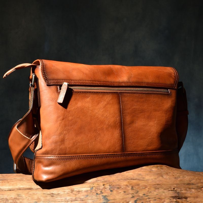 ◇INDRA 厚手牛本革 長方形中型フリップ式ショルダーバッグ ブラック  