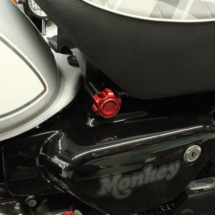 ぺえさま。お取引中。モンキー125 KITACO ブラックシート ボルト固定式 工具不要 シート脱着 ノブ ホンダ モンキー 125 オールブラック