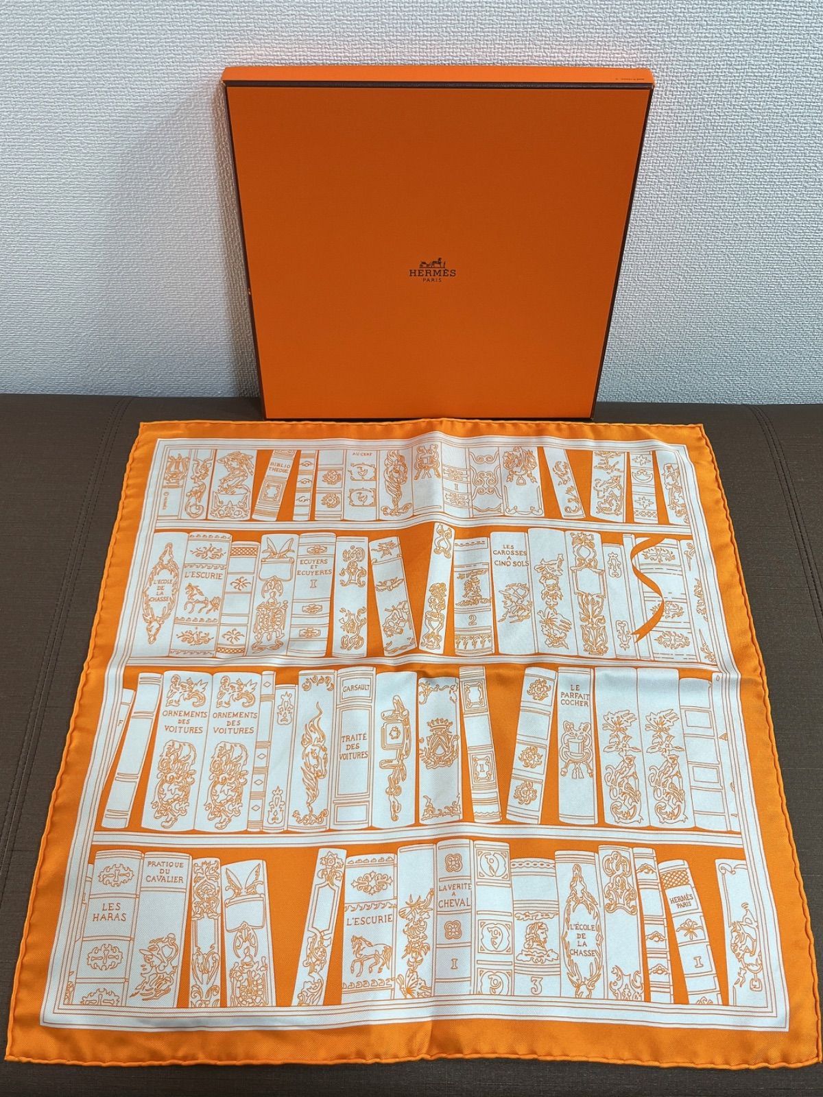 新品未使用品】エルメスHERMES シルクカレ40 ミニスカーフ 新品未使用品】エルメスHERMES シルクカレ40 ミニスカーフ
