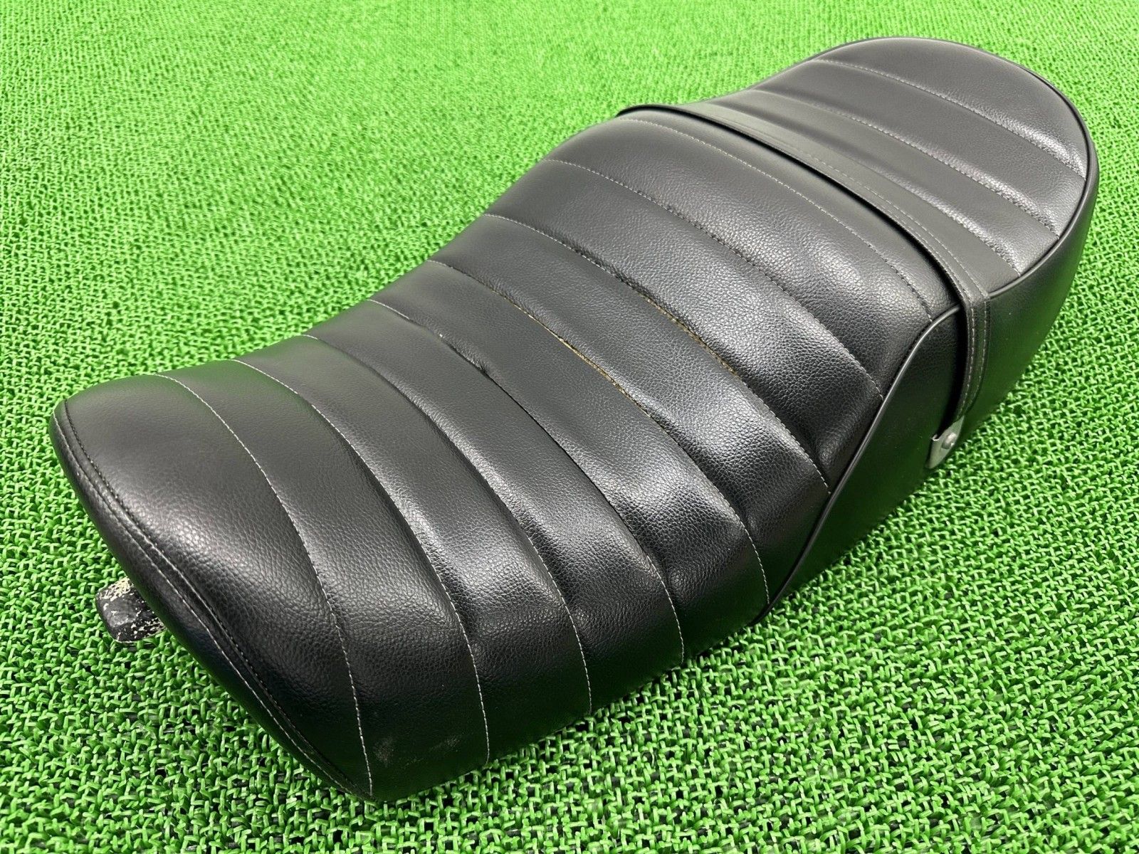 ゼファー750 シート 社外 バイク 部品 ZR750C ゼファー750RS タックロールシート シートバンド付 ローダウン kL