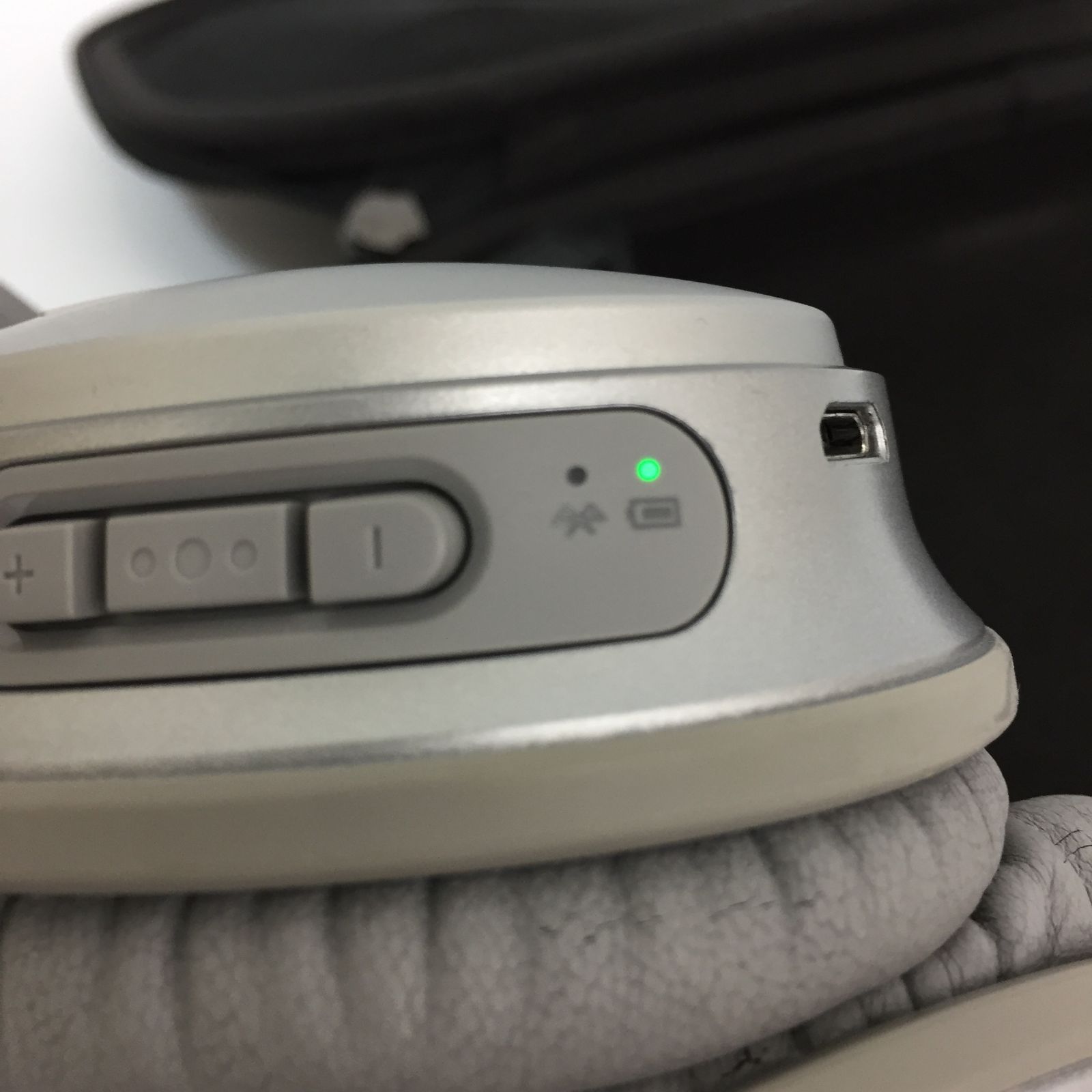 Bose QuietComfort 35 シルバー ワイヤレスヘッドホン QuietComfort Bose 35 シルバー ワイヤレスヘッドホン ケース