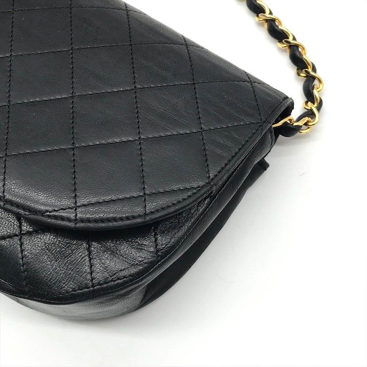 良品 CHANEL シャネル ココマーク マトラッセ ラムスキン ハーフムーン ターンロック チェーン ショルダー バッグ ブラック a7427 良品 CHANEL シャネル ココマーク マトラッセ ラムスキン ハーフムーン