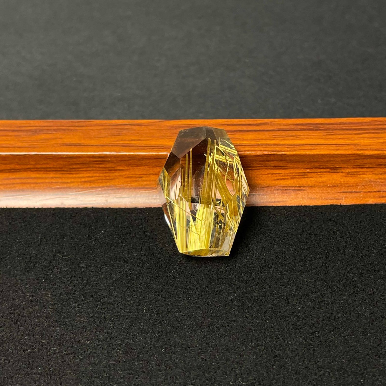EU製 黄金タイチンルチル パワーストーン アクセサリー 天然石 原石 金運 お守り プレゼント 25.5*18.3*14.1mm ZZ1552