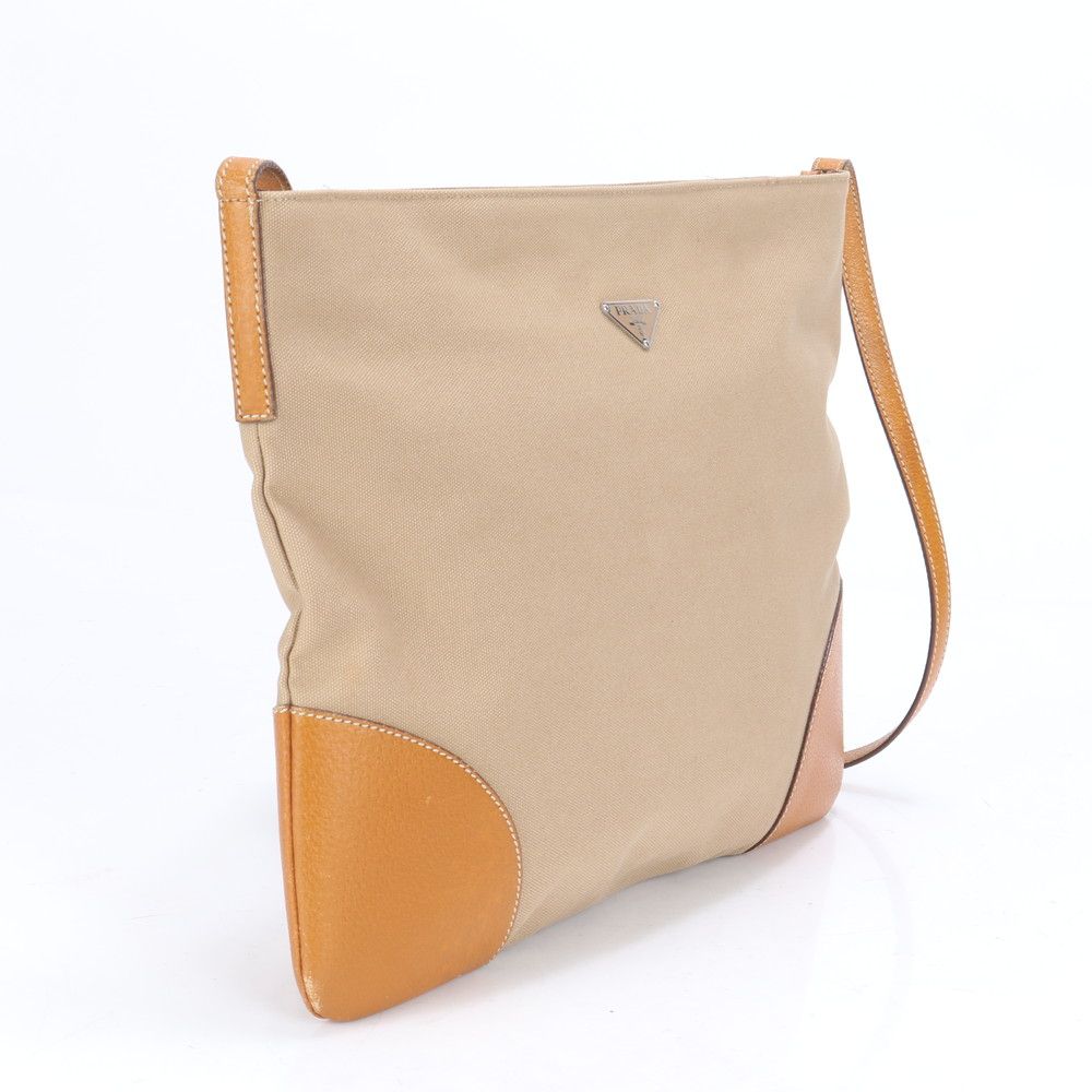 美品 プラダ 三角ロゴプレート レザー ショルダーバッグ 斜め掛け