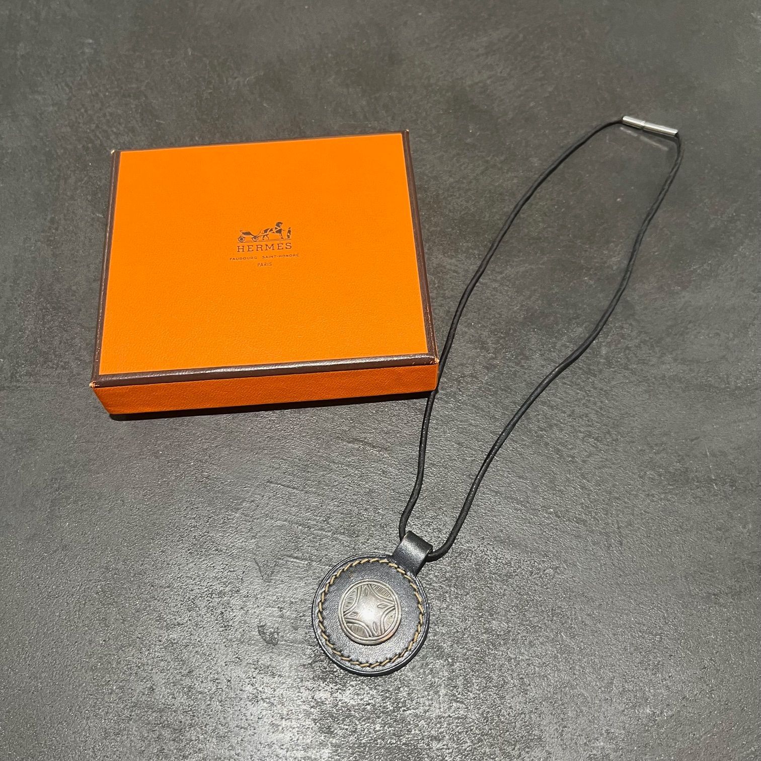 HERMESトゥアレグ レザー チョーカー ネックレス ペンダント シルバー 