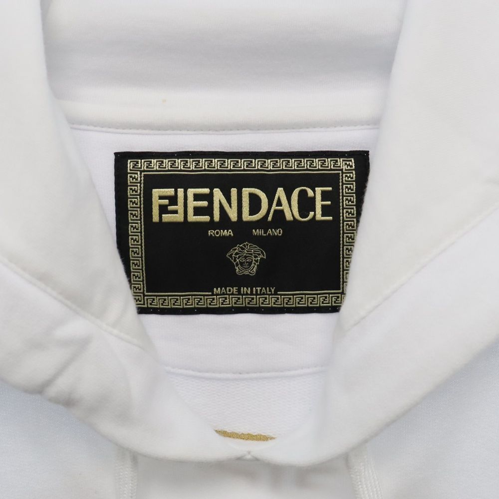 FENDI (フェンディ) × VERSACE FENDACE LOGO HOODIE ヴェルサーチ フェンダーチェ フロントロゴ刺繍 プルオーバー  スウェット パーカー ホワイト 1006424 - メルカリ