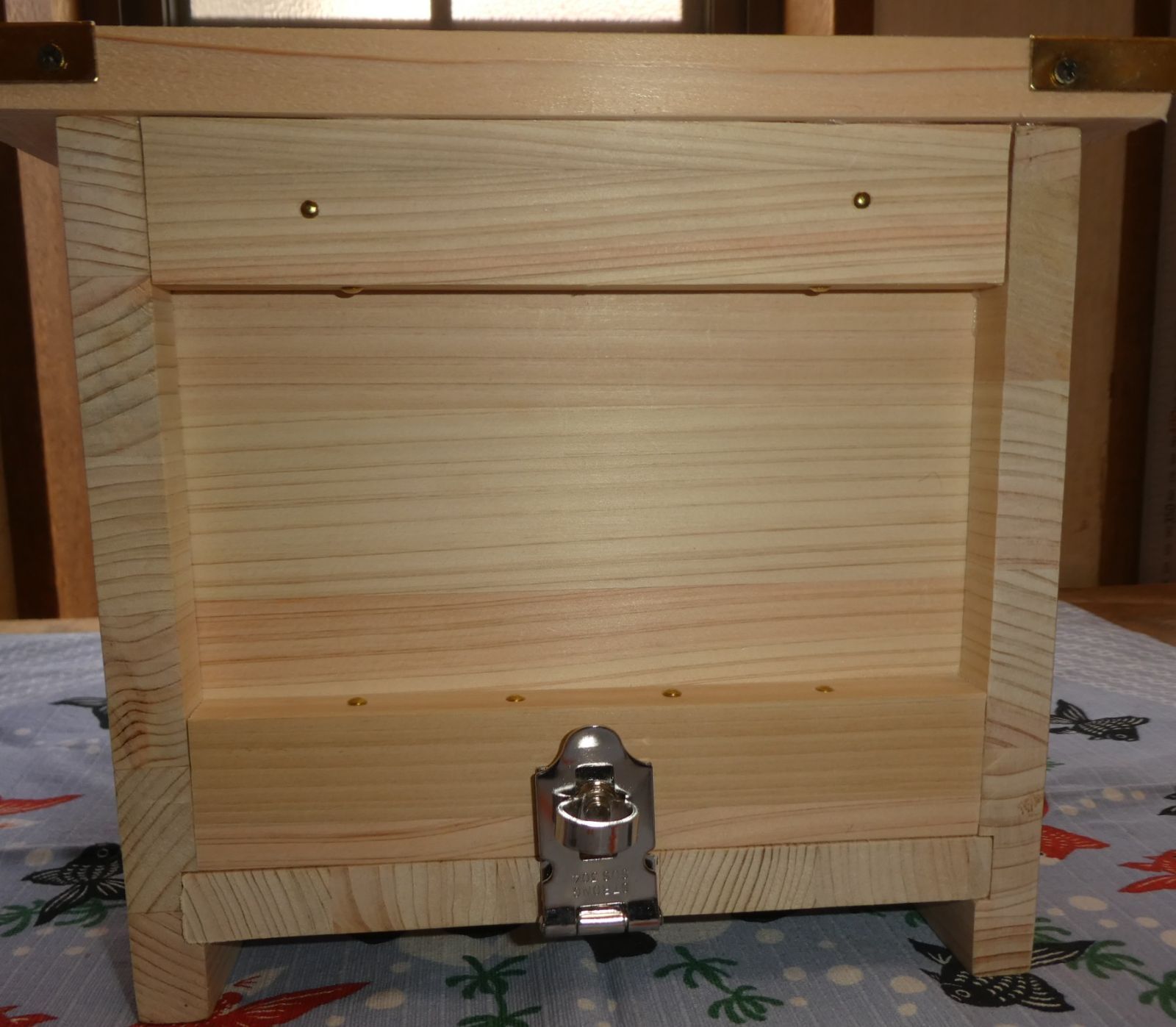 特別品 開運お賽銭箱（桧）中の見えない格子タイプ 金鋲　３７ めるめる 日本製】開運賽銭箱 貯金箱(中) 横13.5cm – 開運ロト