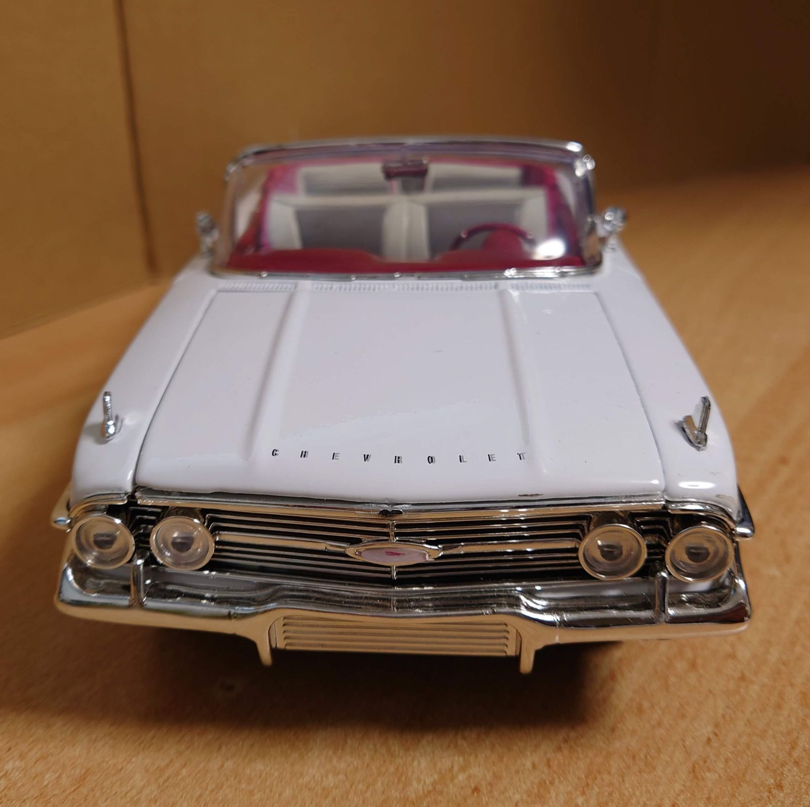1/18 シェビーインパラ 1960 ホワイト Chevy Impala Convertible