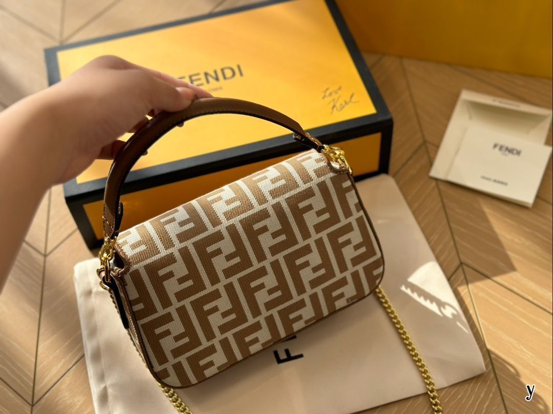 FENDIナノバケットチャーム フェンディ」のバゲットでバッグチャームの流行に乗りたい