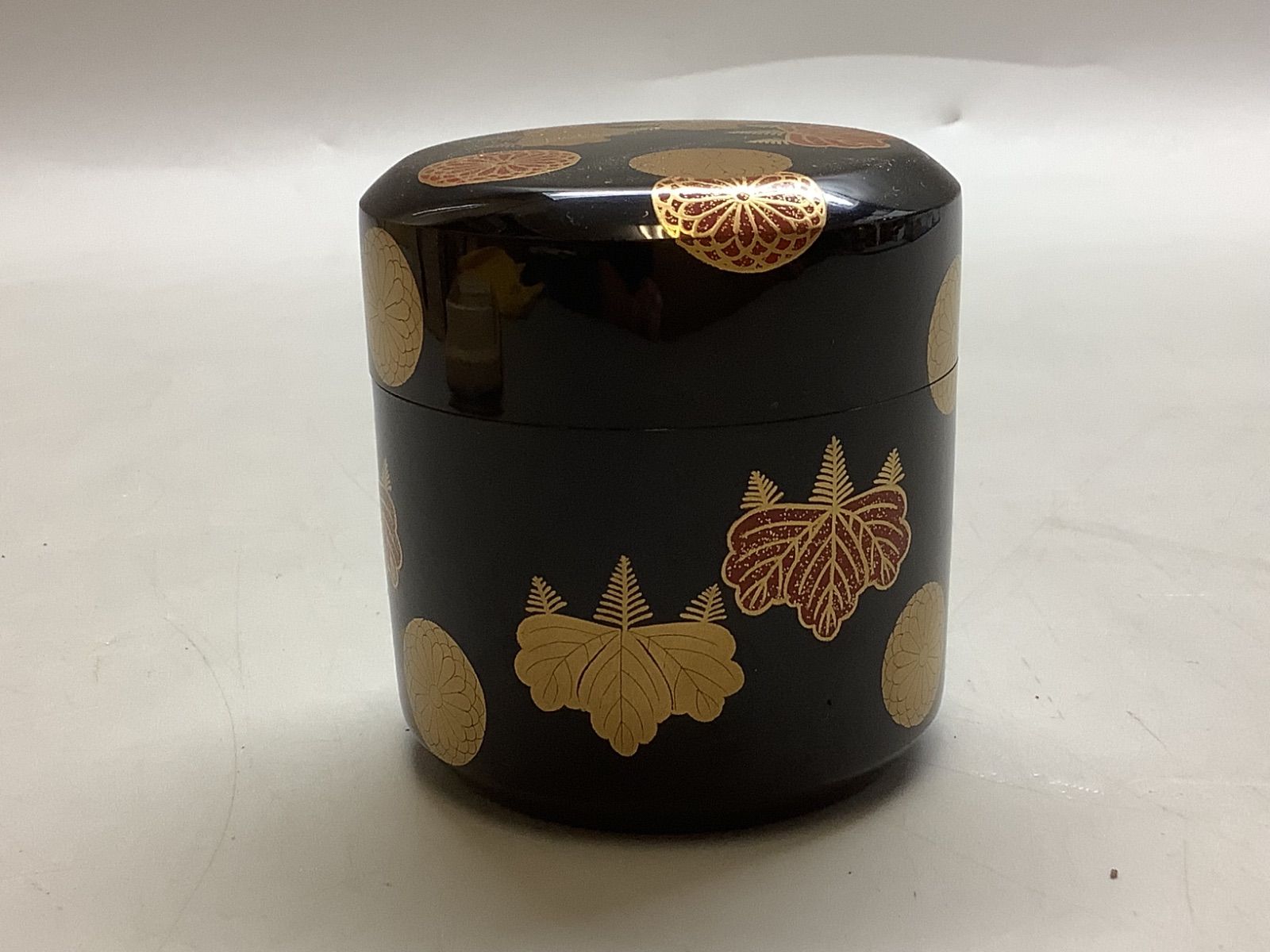 なつめ　菊蒔絵 棗（なつめ）朱塗り・菊蒔絵は、鮮やかな朱色に大輪の菊が咲く棗