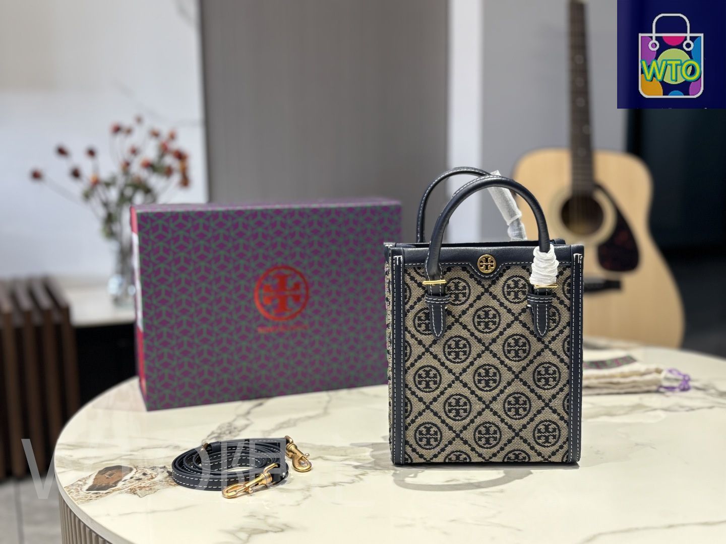 美品 プラダ アクセサリーポーチ ブルーネイビー 三角プレート