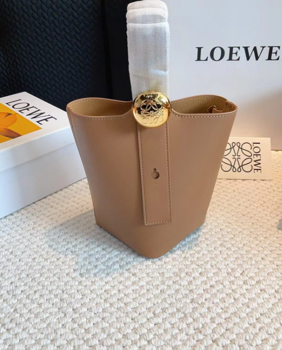 未使用 ロエベ LOEWE ペブルバケットバッグミニ 2024新作