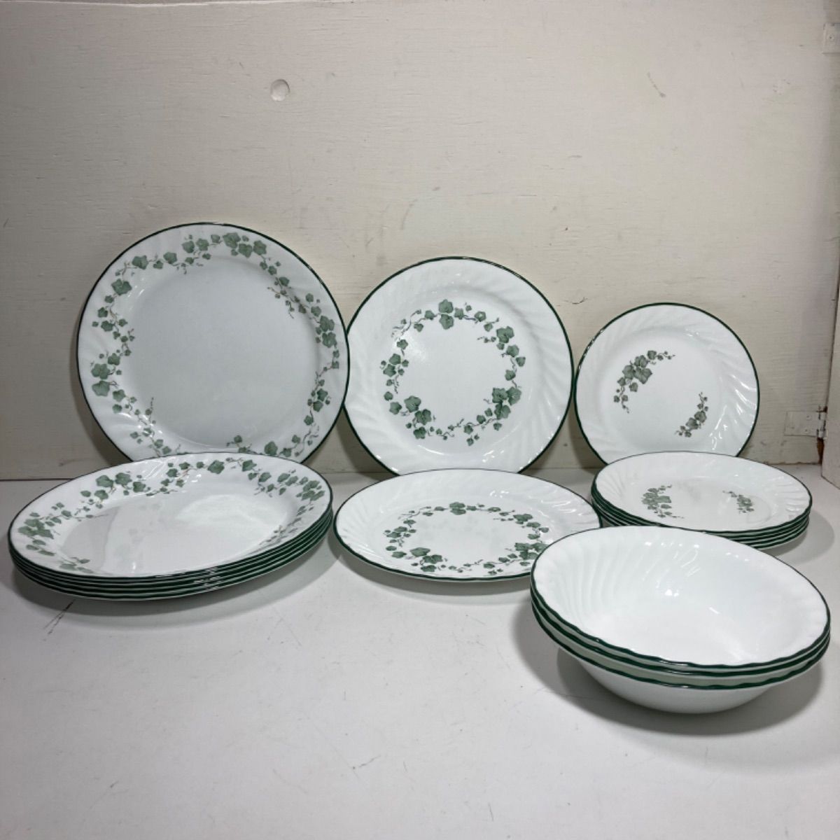 コレールCORELLE アイビー柄  皿と深皿　6種類各2枚深皿大中小
