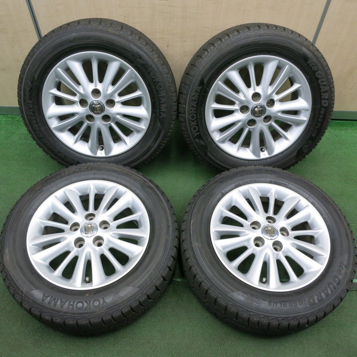 *送料無料* バリ溝！9.5分トヨタ 180系 クラウン ロイヤル 純正 215/60R16 スタッドレス ヨコハマ アイスガード iG50 プラス PCD114.3/5H4051705HAス
