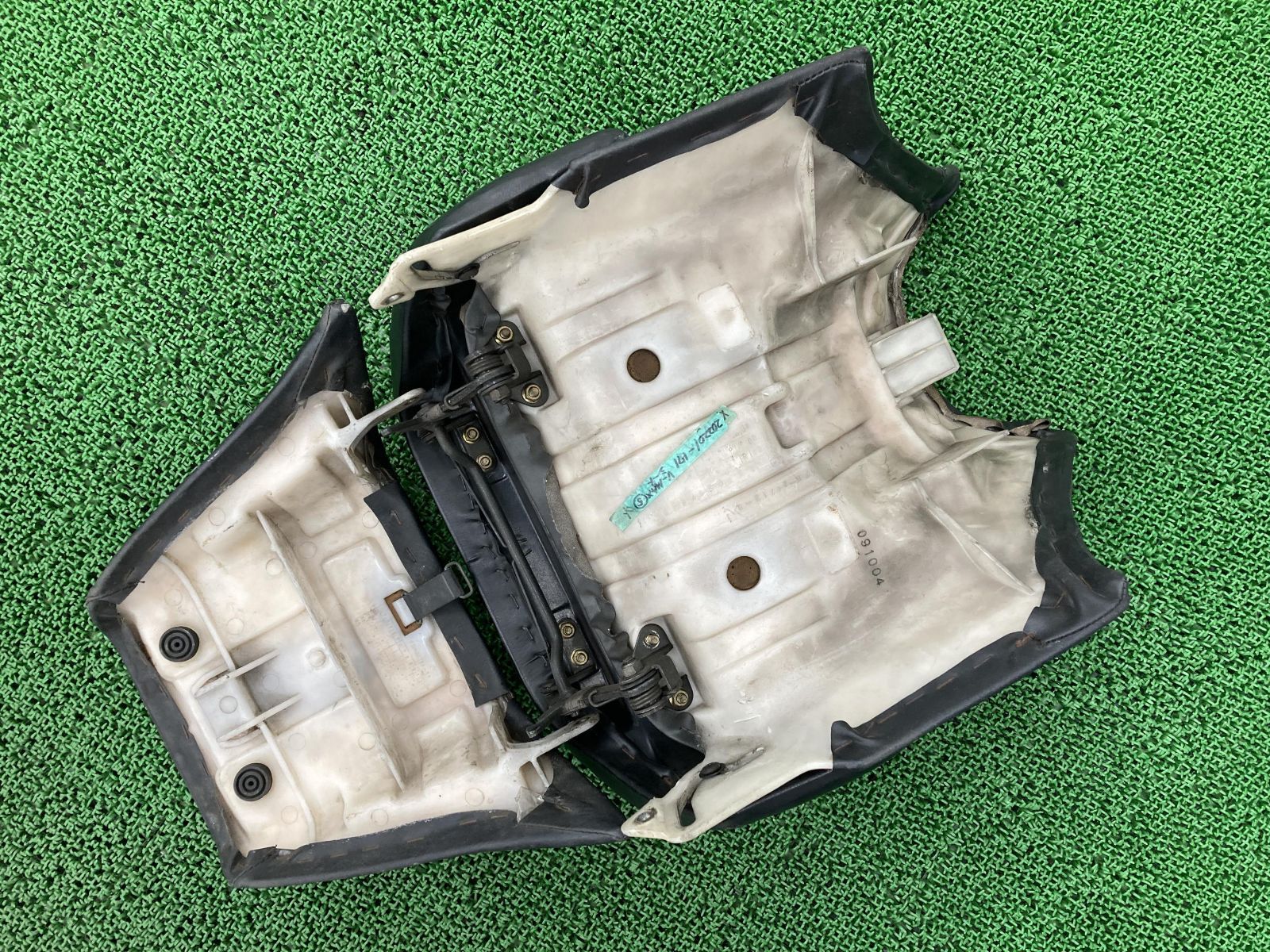 ヤマハ V-MAX1200 フロントメインシート (型番:1FK-24712-0) 美品 ヤマハ V-MAX1200 フロントメインシート (型番:1FK-24712-0) 美品