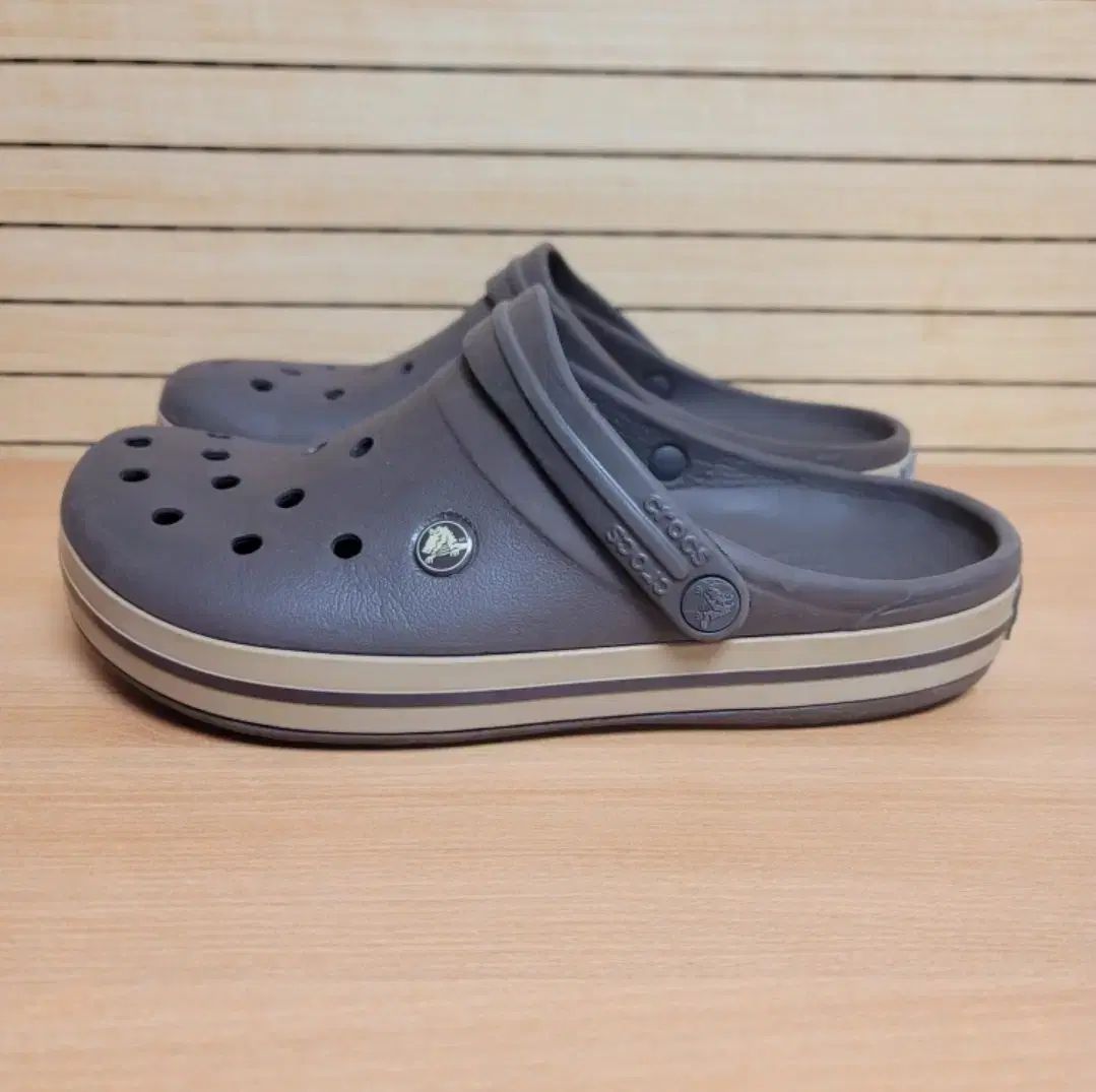 【雷市場（ポンジャン）商品韓国直送】 crocs(クロックス) クロックバンド klogg(クロッグ) エスプレッソ スリッパ 265