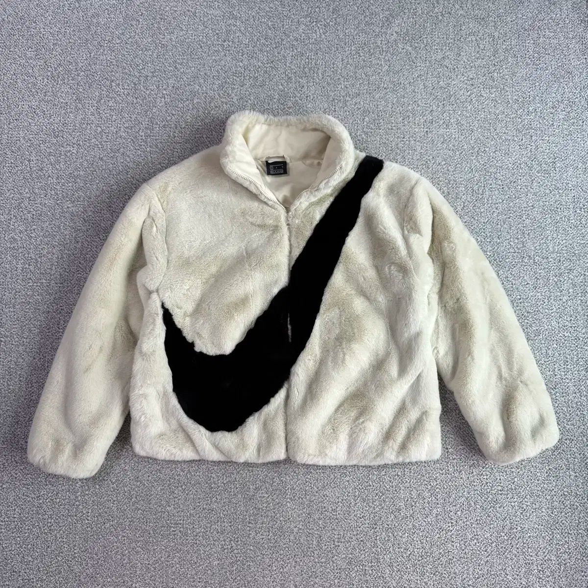 27 1万ウォン NIKE ナイキ ファー ジャケット レディース