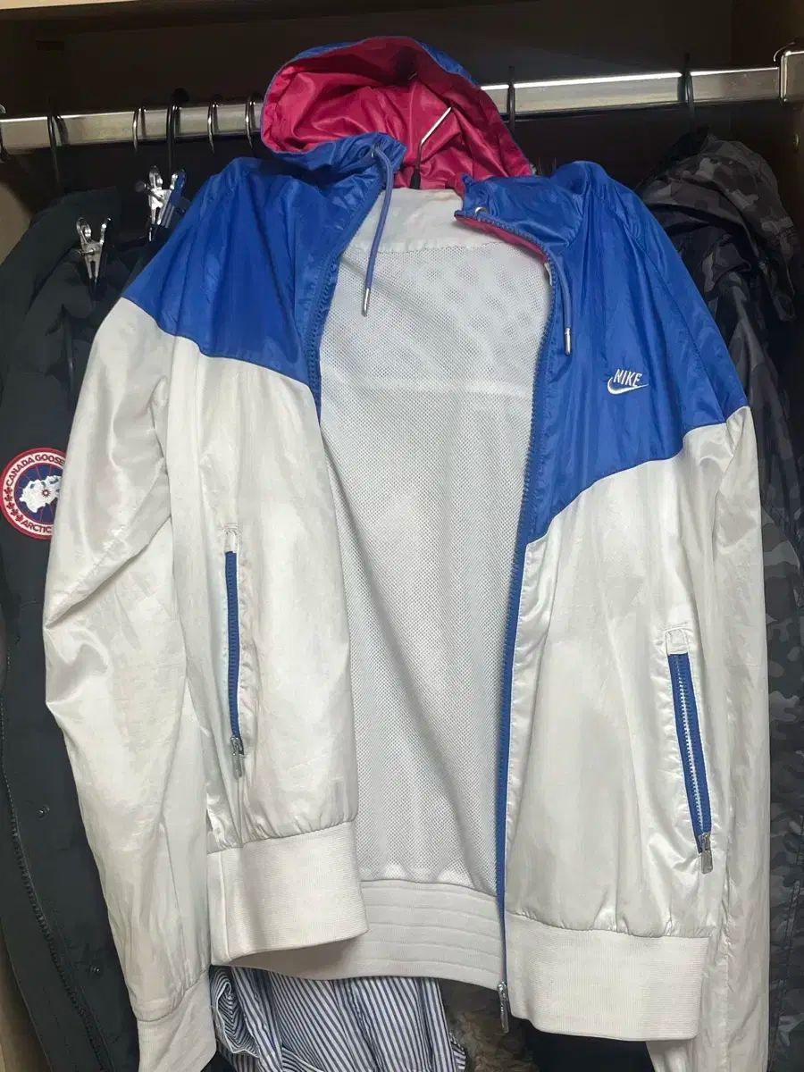 NIKE