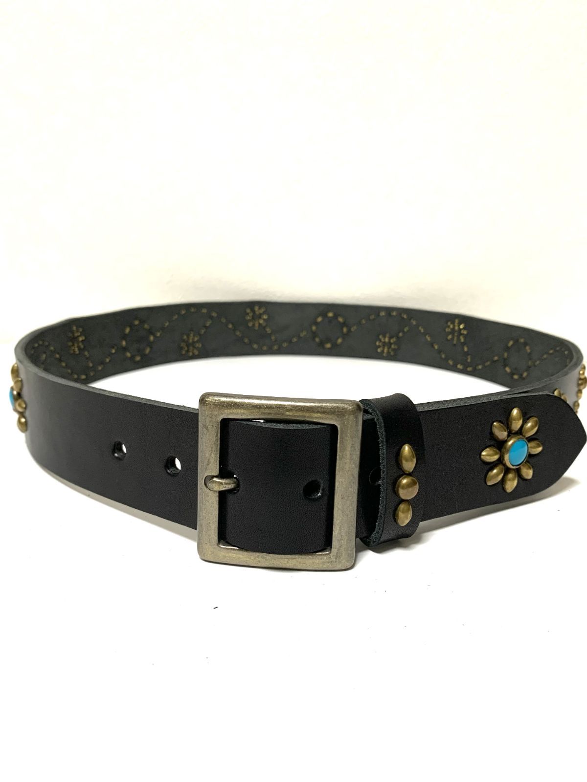 栃木レザー フラワー型スタッズベルト 黒 ターコイズスポッツ