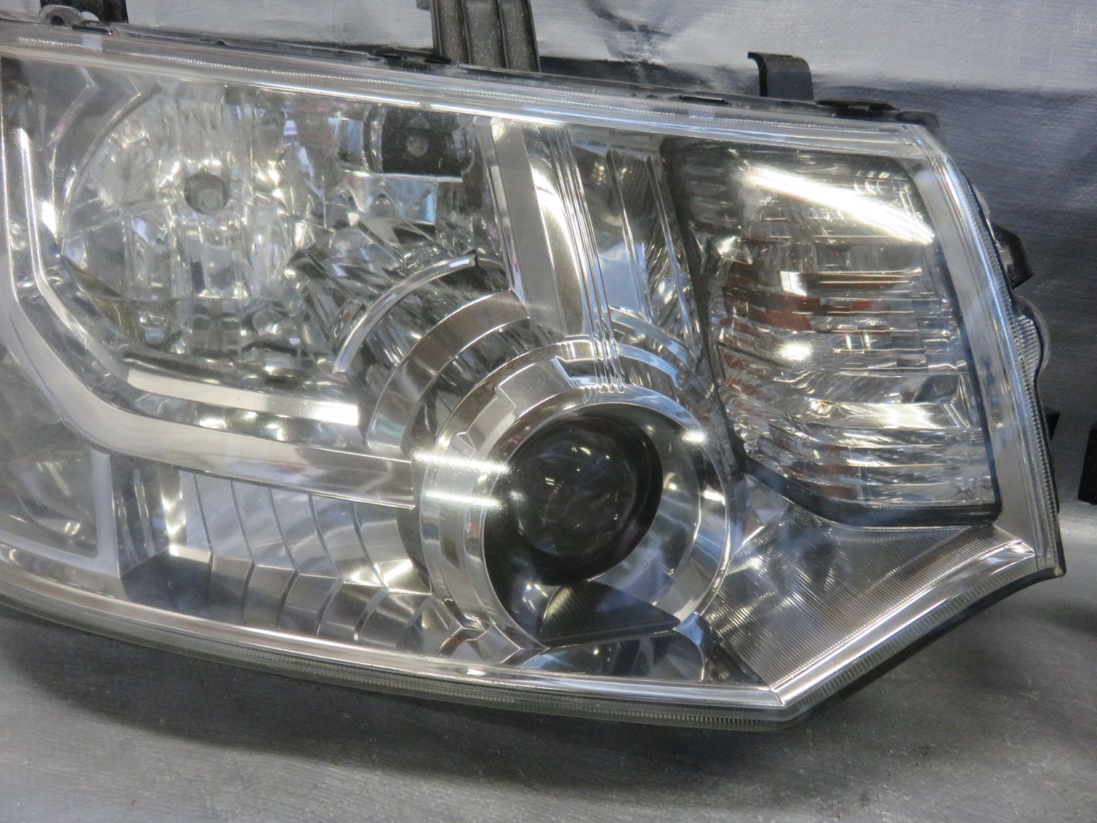 STD7459 点灯OK 三菱 デリカ D 5 CV5W CV2W CV4W 純正 HID ヘッドライト ヘッドランプ 運転席側 助手席側 左右セット KOITO 100-87918