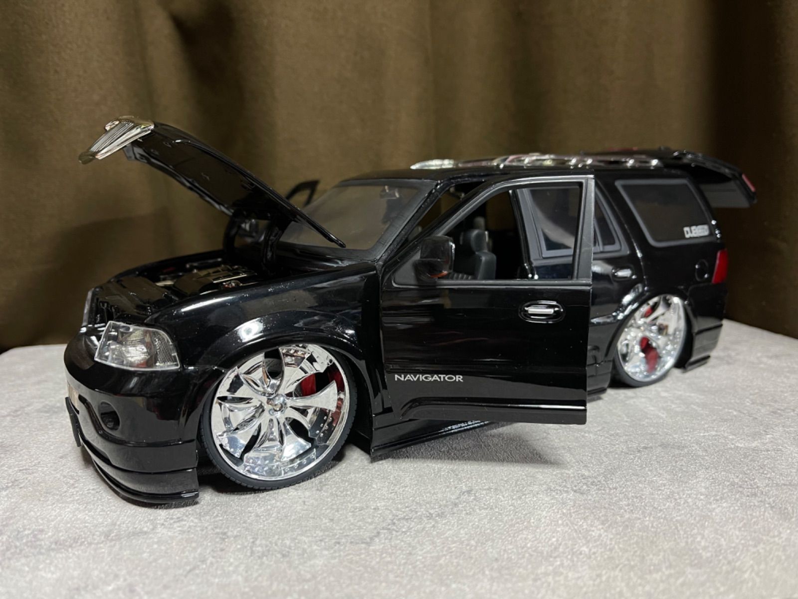 DUB CITY 1/18 ミニカー リンカーンナビゲーター アメ車 - メルカリ