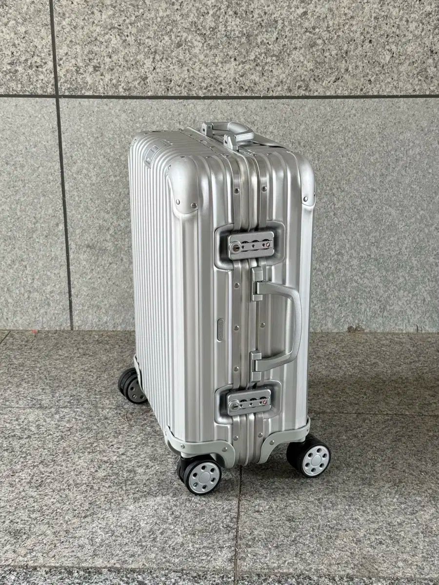 リモワ オリジナル キャビンPLUS トパーズ56同等