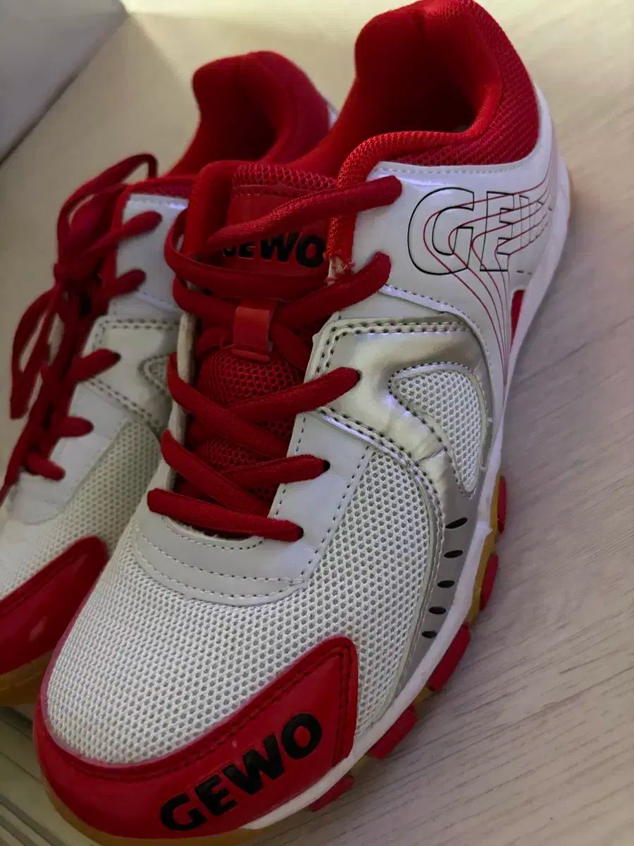 GEWO ピンポンシューズ ホワイト|レッド + ダストバッグ 250 ー 55