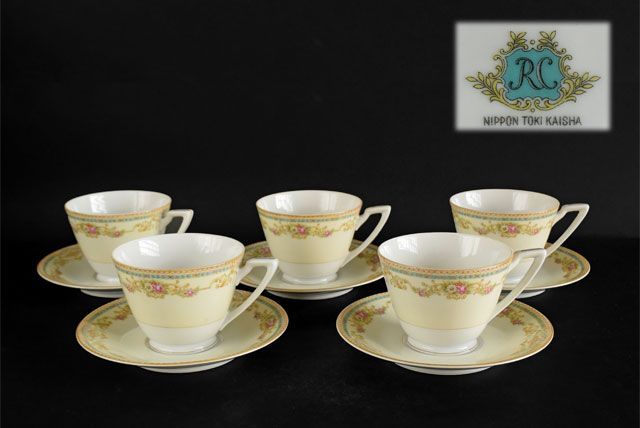 赤に白や黄などで花？を描く、モレッティ社の大型ミルフィオリ水滴型