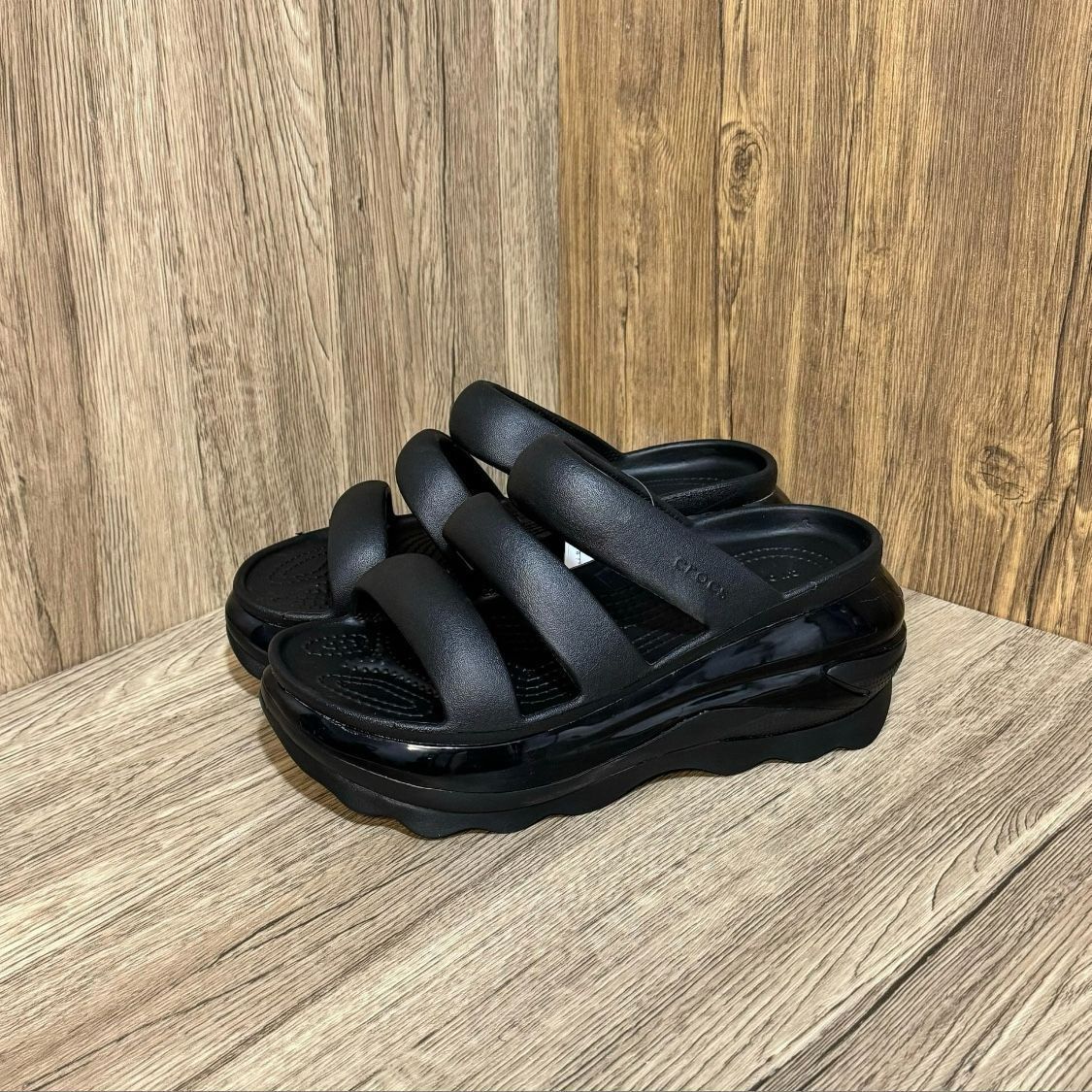 新品未使用?crocs メガ クラッシュ トリプル ストラップ 厚底 