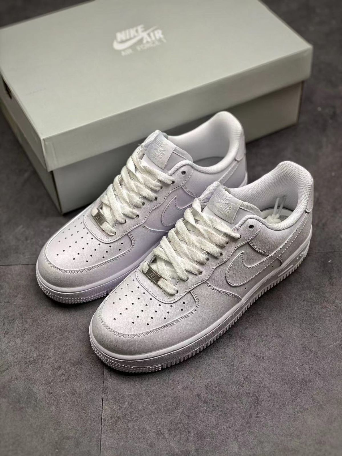 ナイキ エアフォース1 Nike Air Force 1 low ホワイト レディース メンズ スニーカー 海外輸入品23cm 23.5cm 24cm 24.5cm 25cm 25.5cm 26cm 26.5cm 27cm 27.5cm 28cm