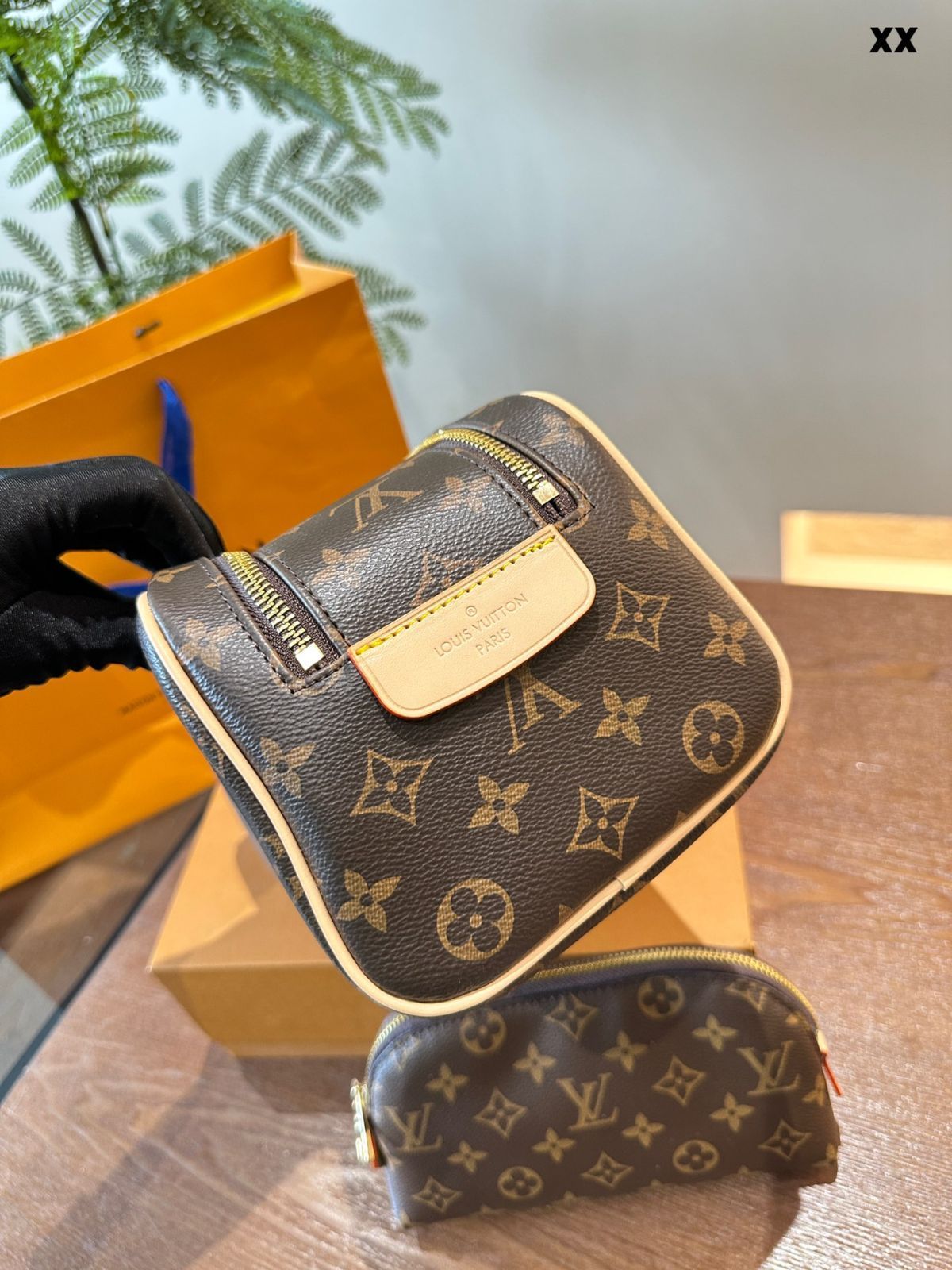 今日特価】LV Fashion Makeup Pouch - ルイ・ヴィトン