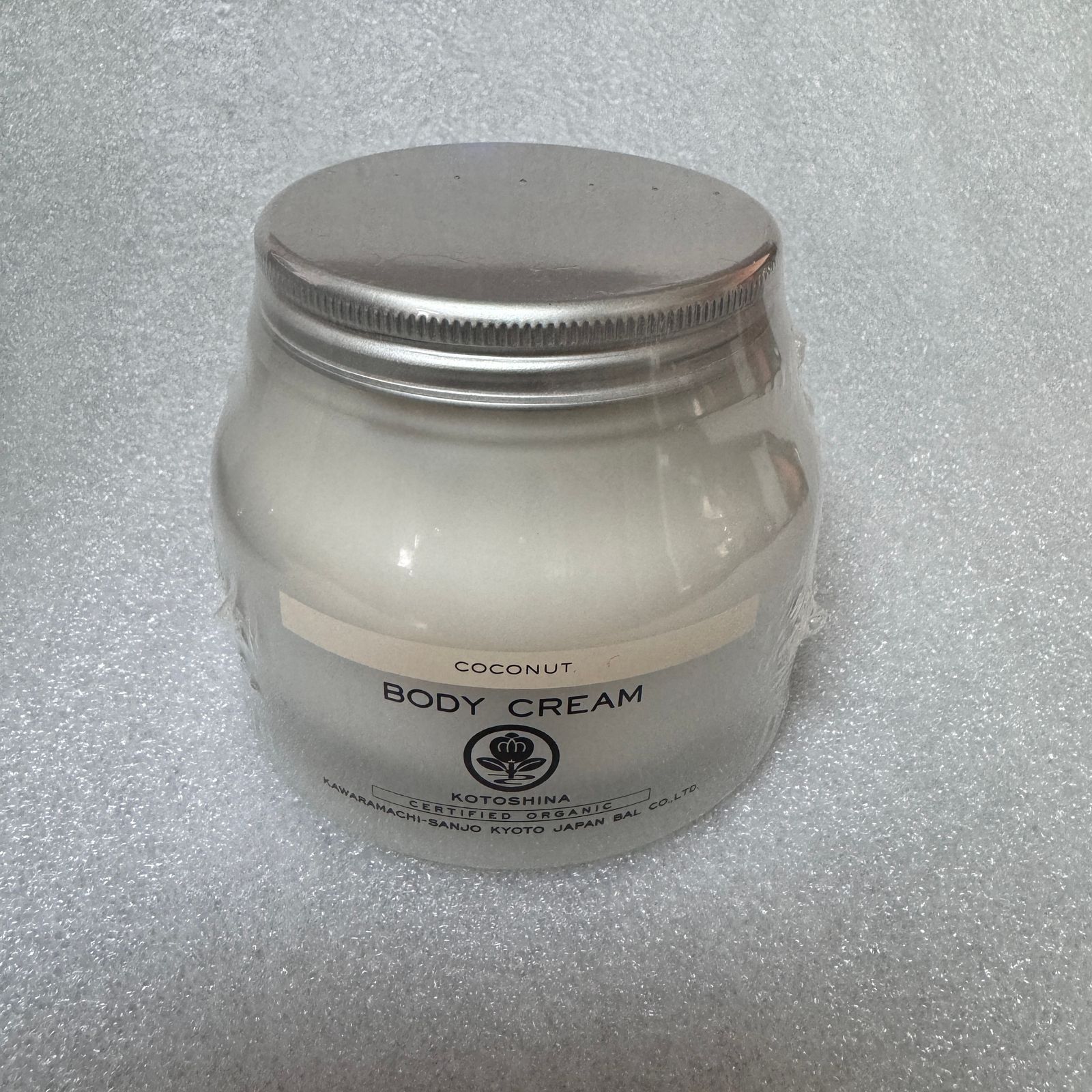 ☆ KOTOSHINA （コトシナ）ボディクリーム　COCONUT 180ml☆ ボディクリームココナッツの香り