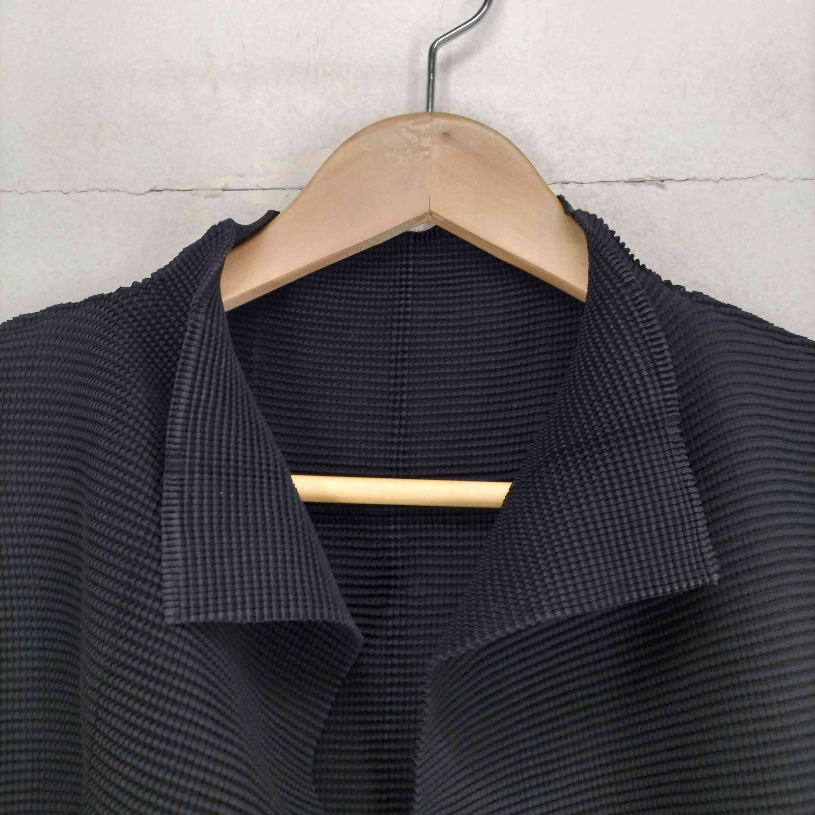 ミー イッセイミヤケ me ISSEY MIYAKE プリーツ総柄ボタンレス