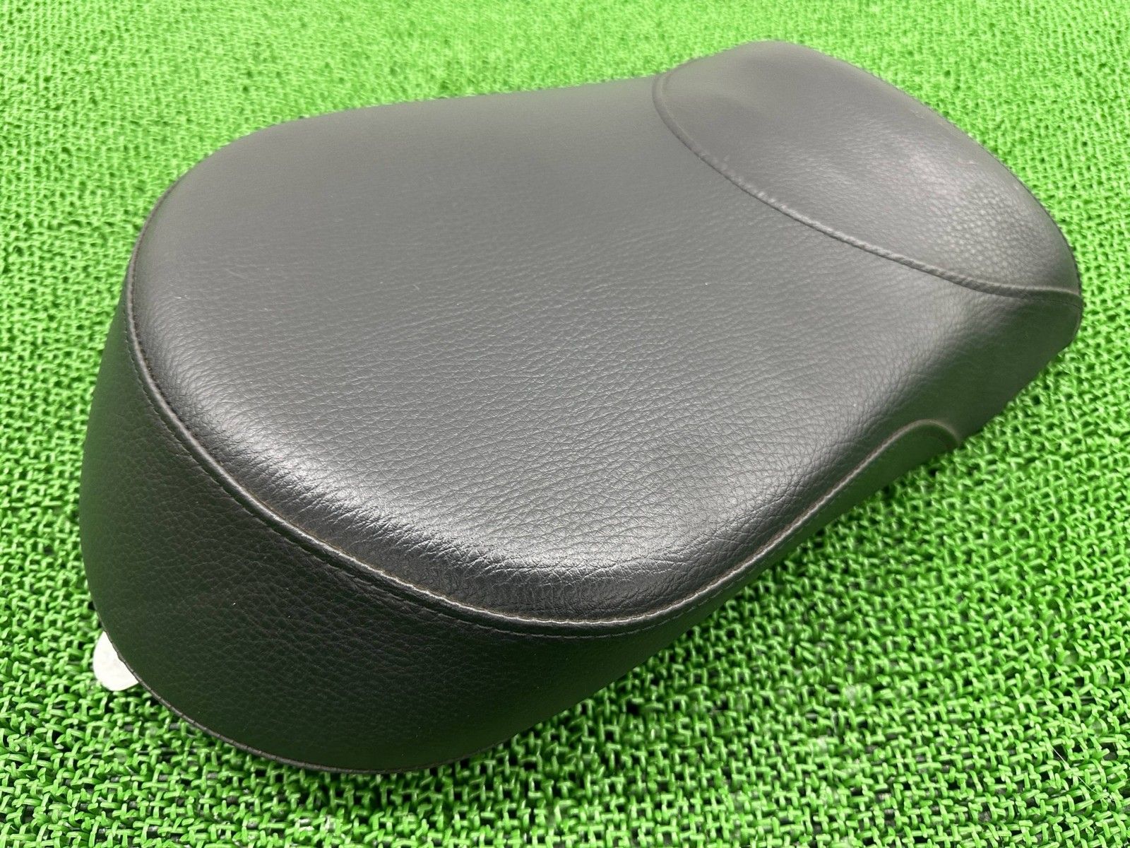 VLR1800 タンデムシート 22H スズキ 純正 バイク 部品 リアシート パッセンジャーシート ピリオンシート 破れ無し 品薄 rG