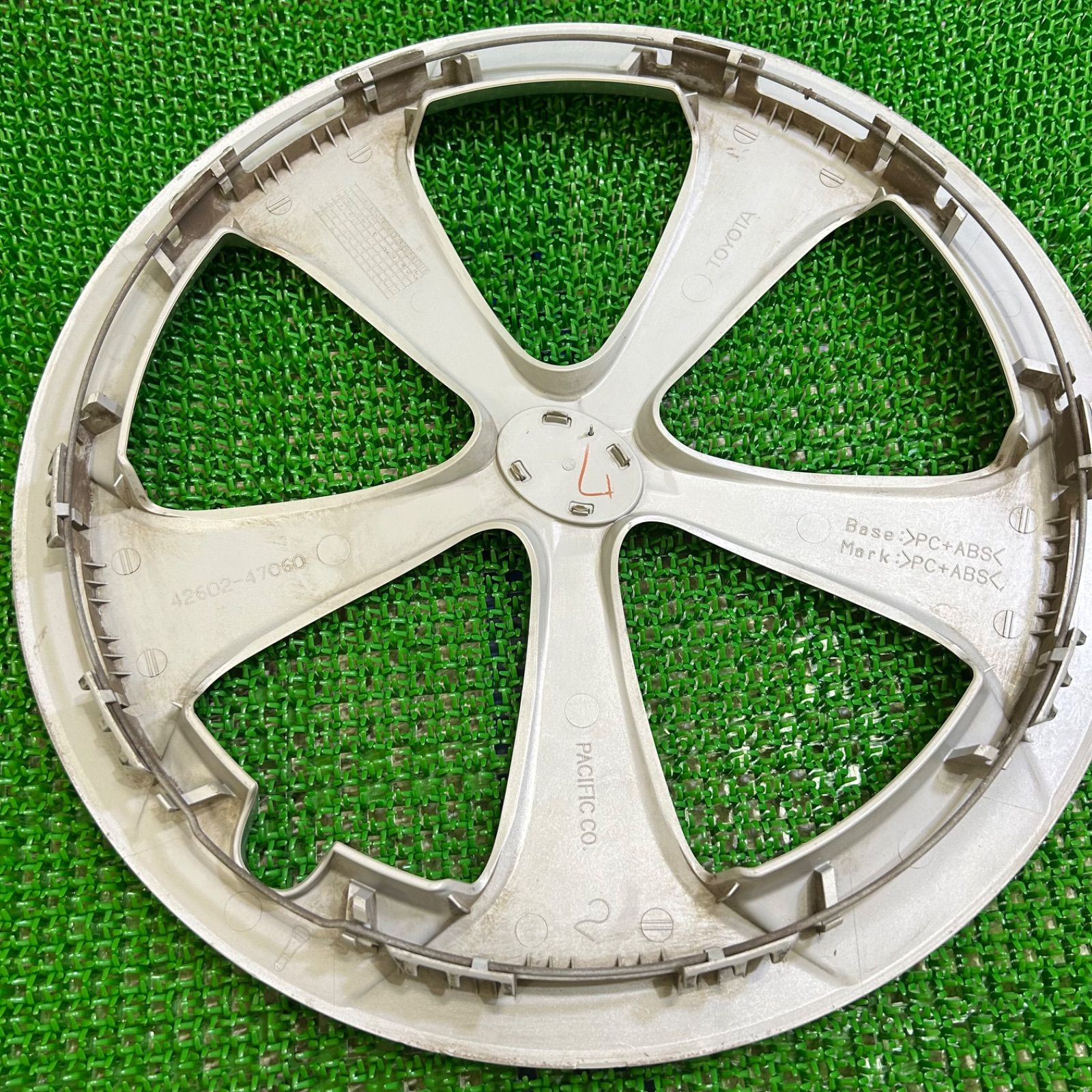 トヨタ　プリウス　ホイール　キャップ４個セット　42602-47060