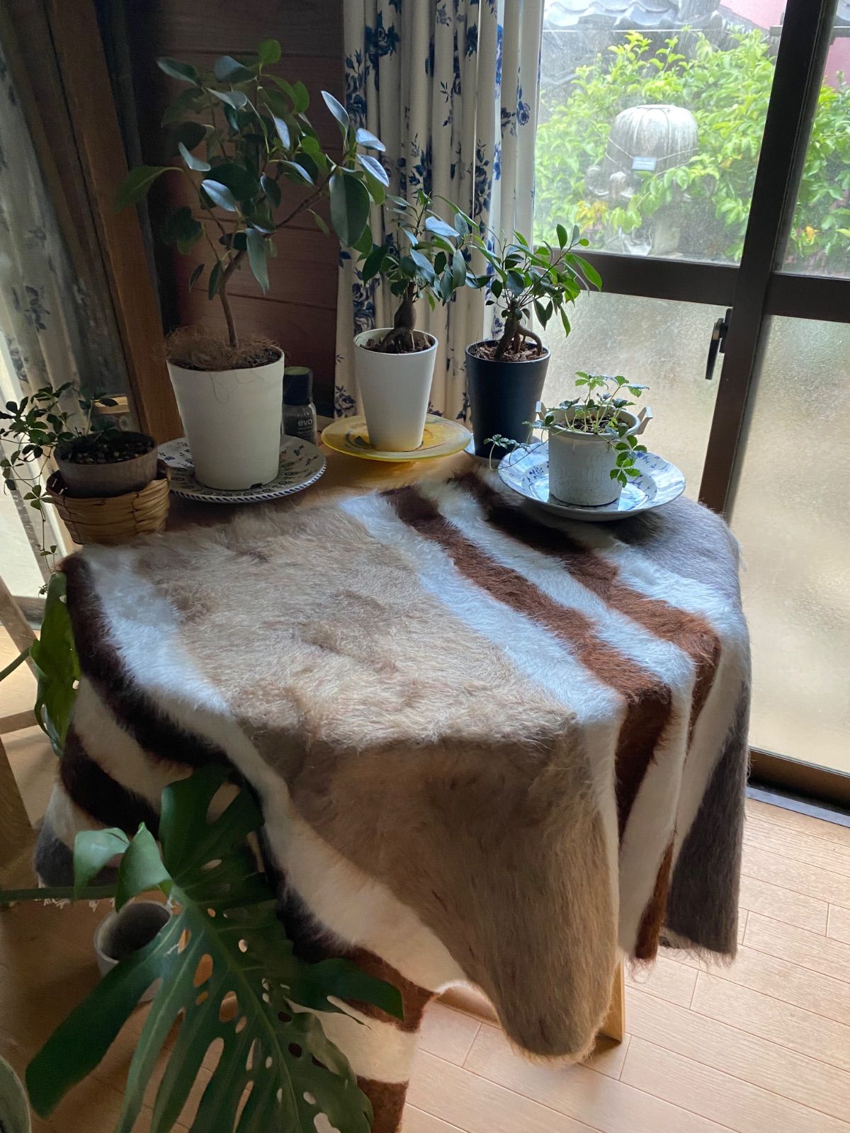 トルコの東遊牧民の知恵140年前から織られているアンゴラヤギの毛で織り機で織られたシンプルな毛布