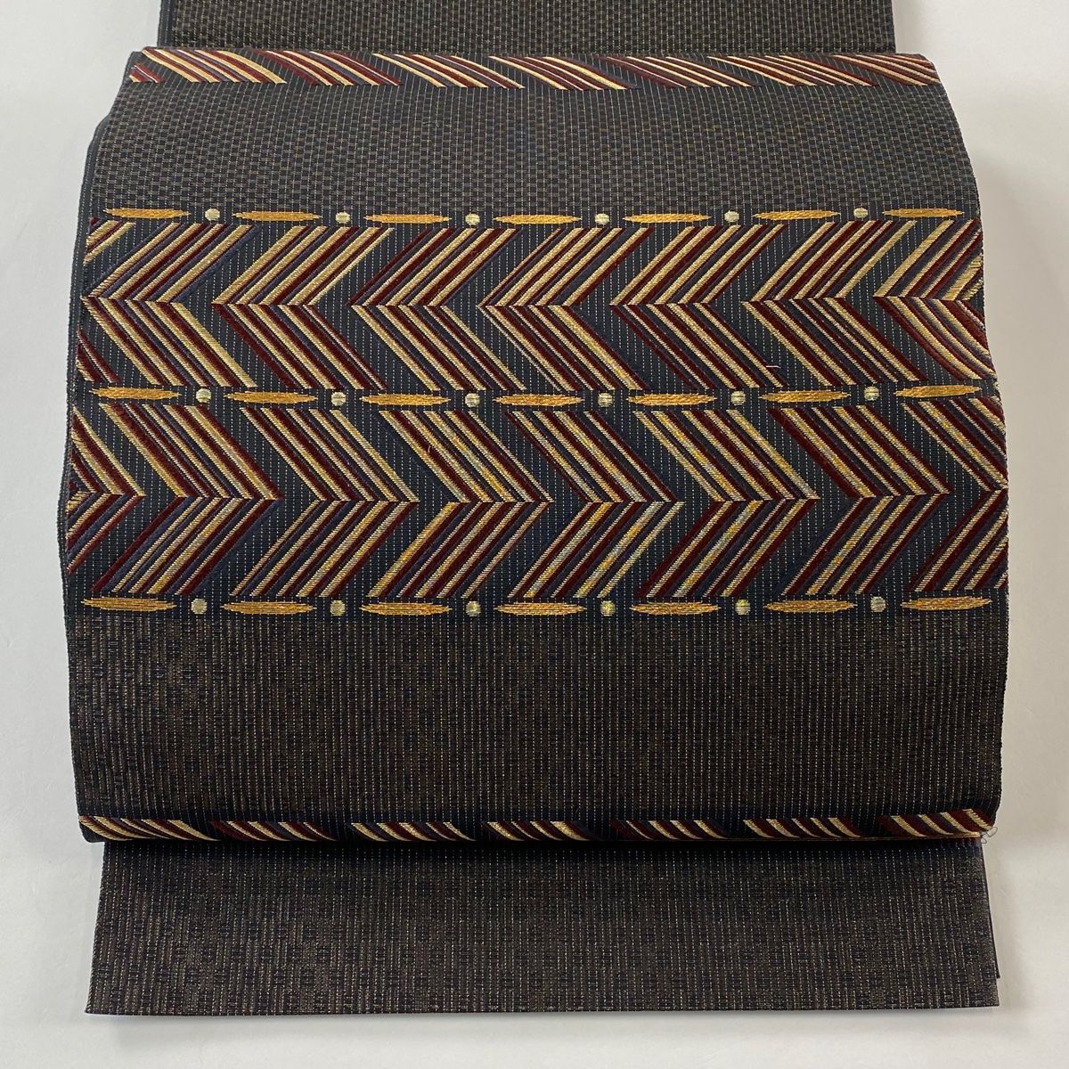 刺繍 袋帯 新品未使用品 金糸 正絹 お太鼓柄 Q706 袋帯 秀品 幾何学模様 金糸 箔 墨色 お太鼓柄 正絹 【中古