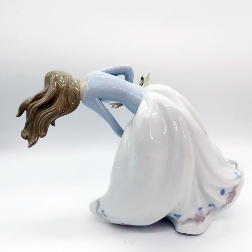 リヤドロ LLADRO 風のいたずら 01006767 置物 花 女性 美品