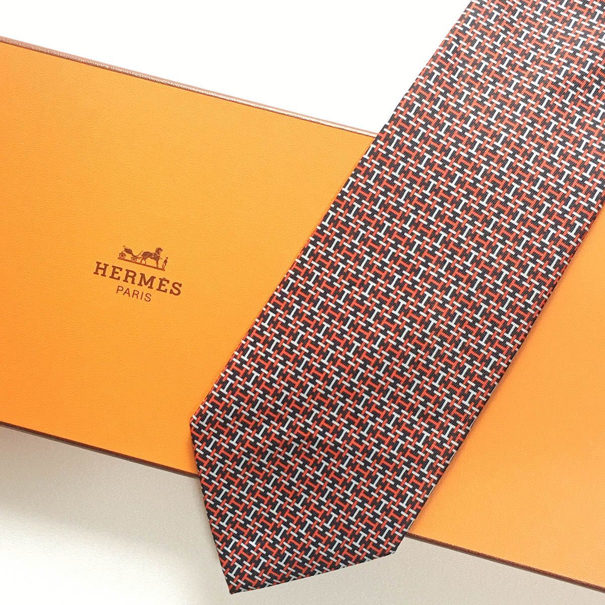 美品 エルメス HERMES ネクタイ シルク100% フランス製 H柄 レッド 美品 エルメス HERMES ネクタイ シルク100% フランス製 レッド